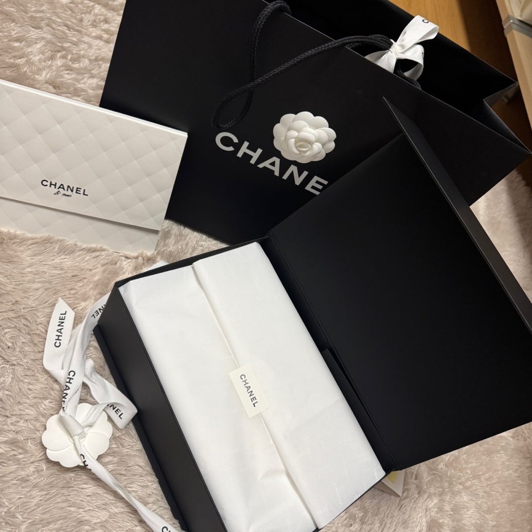 Chanel 22 Mini Handbag Metallic Shaded Calfskin & Silver White Silver, (W) Nike Zoom Vomero 5 Photon Dust and Metallic Silver 착용 스타일 - 2