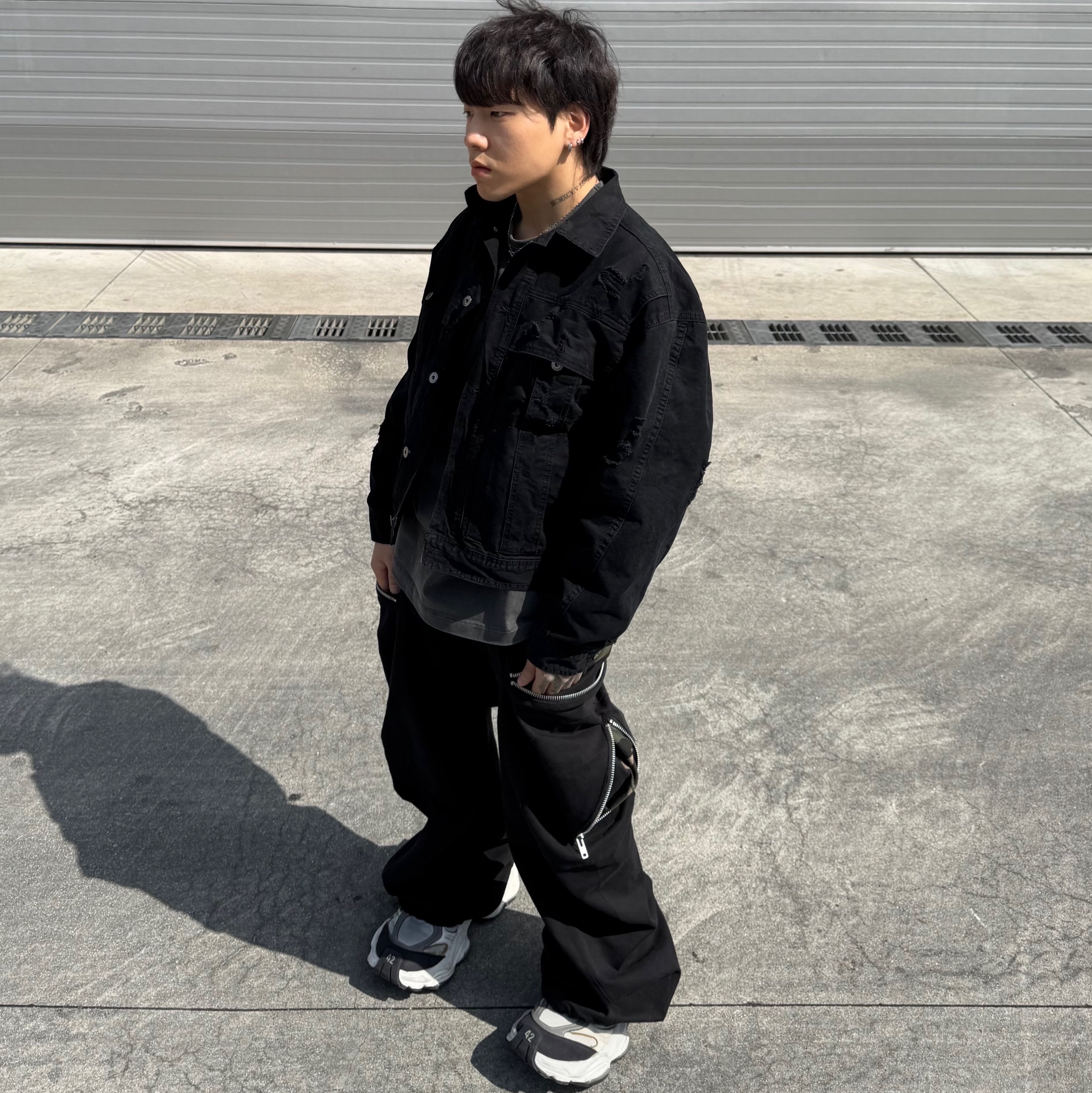 Balenciaga Cargo Sneakers White Grey, NOMANUAL I.P Damaged Jacket Washed Black 착용 스타일 - 1