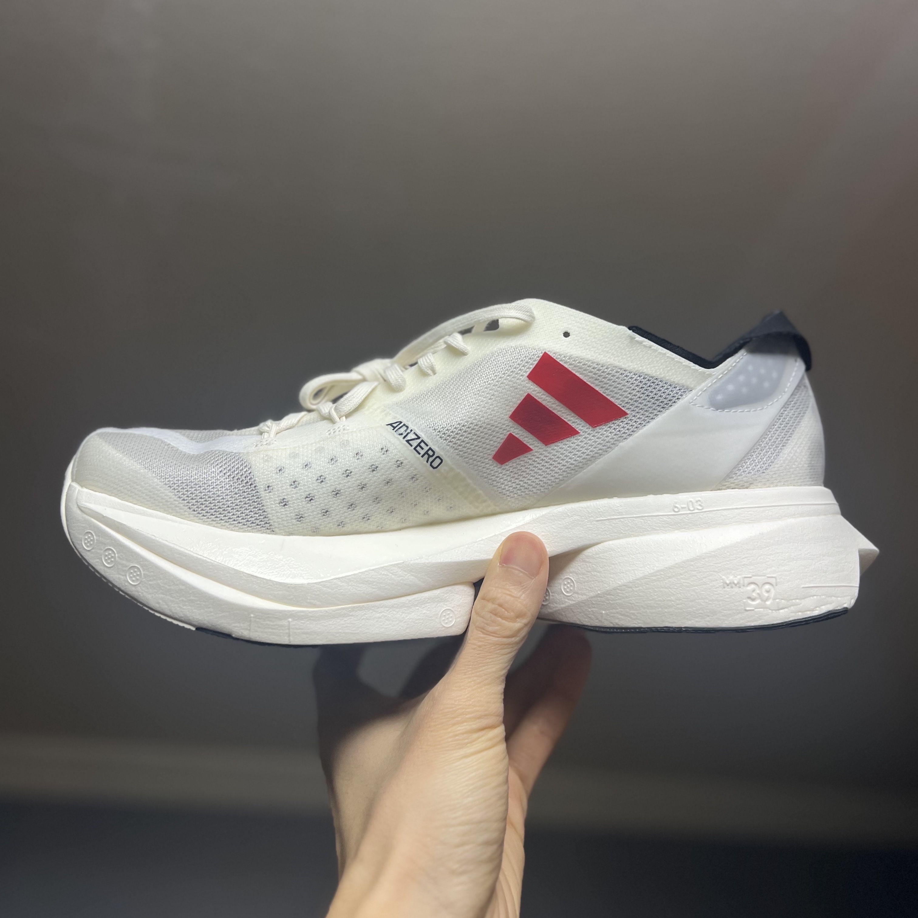 Adidas Adizero Adios Pro 3 Off White Better Scarlet 착용 스타일 - 3