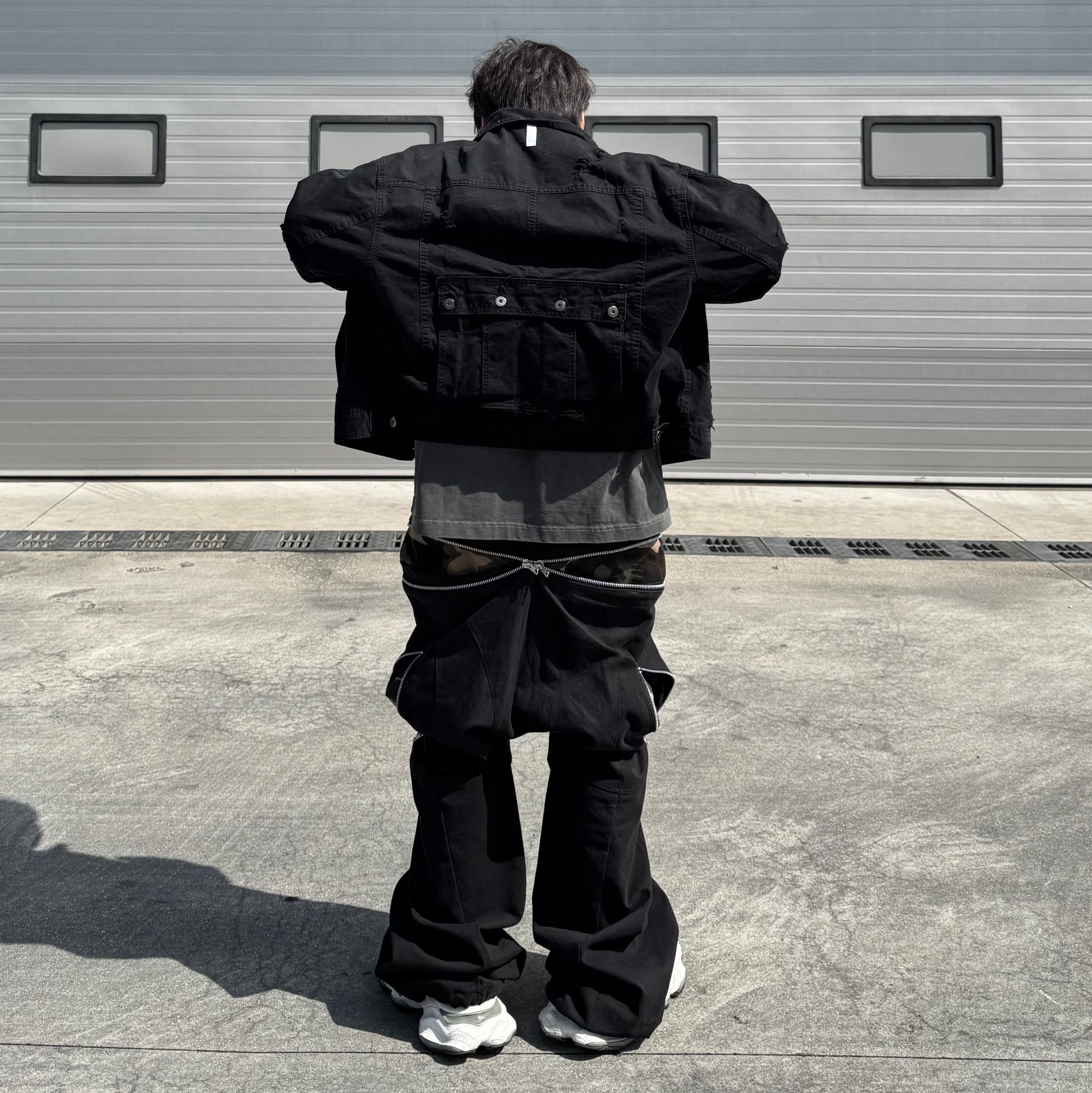 Balenciaga Cargo Sneakers White Grey, NOMANUAL I.P Damaged Jacket Washed Black 착용 스타일 - 3