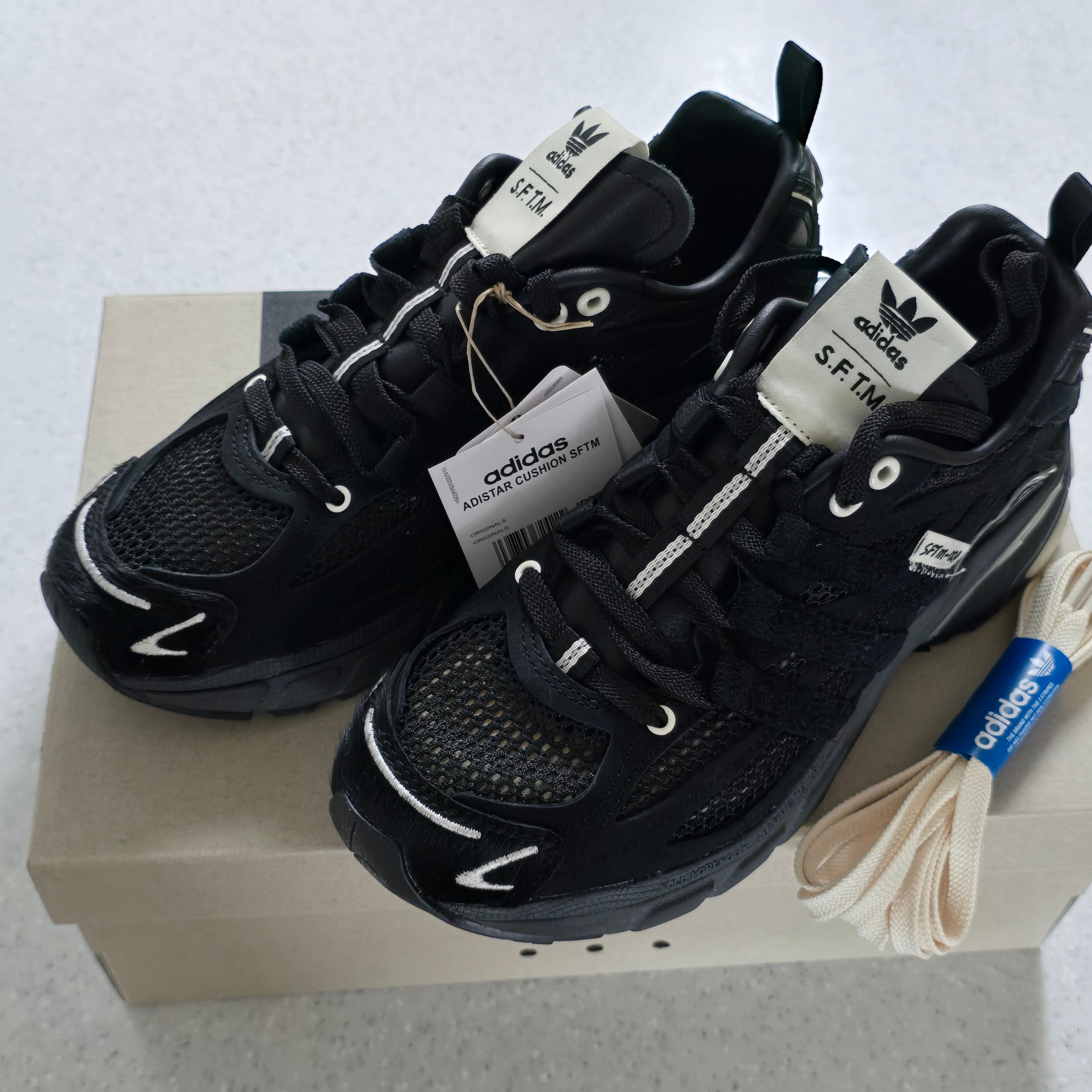 Adidas x Song for the Mute Adistar Cushion Core Black Cream White 착용 스타일 - 1