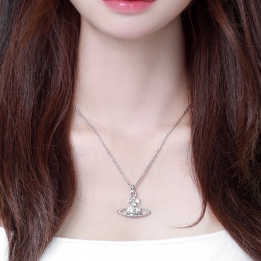 Vivienne Westwood Mayfair Bas Relief Pendant Silver 착용 스타일 - 1