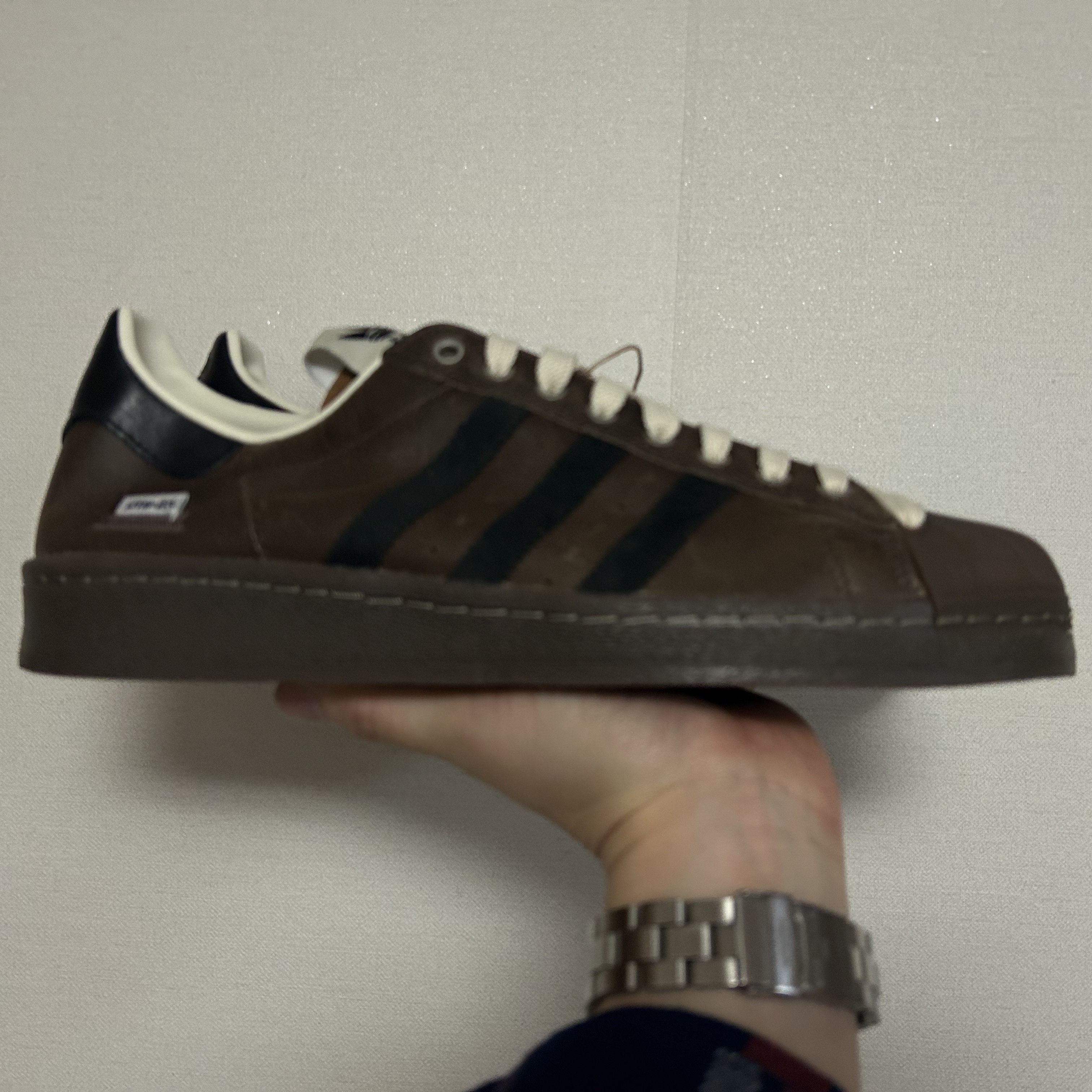 Adidas x Song for the Mute Superstar 82 Khaki Core Black 착용 스타일 - 1