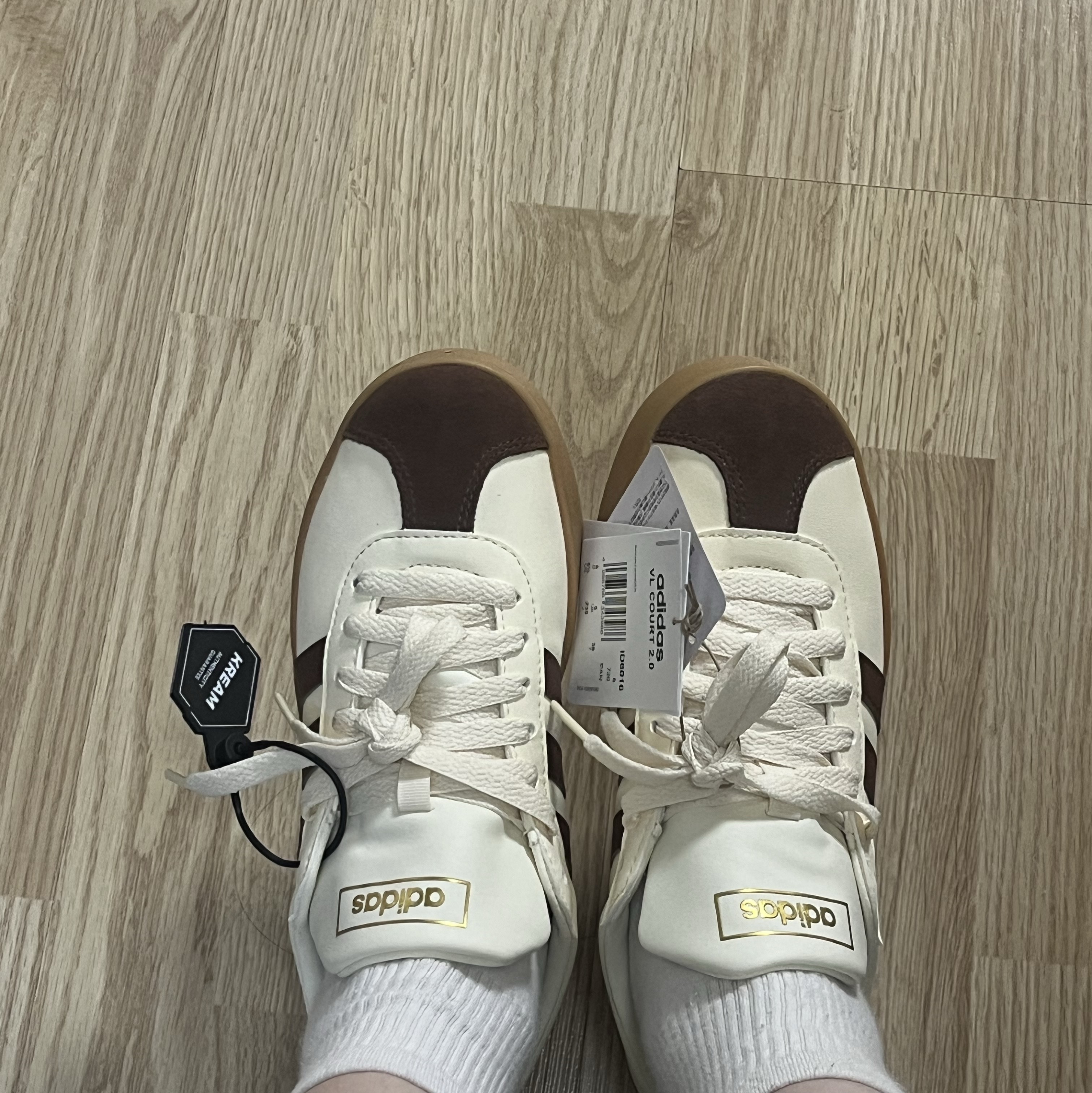 Adidas VL Court 2.0 Cream Brown 착용 스타일
