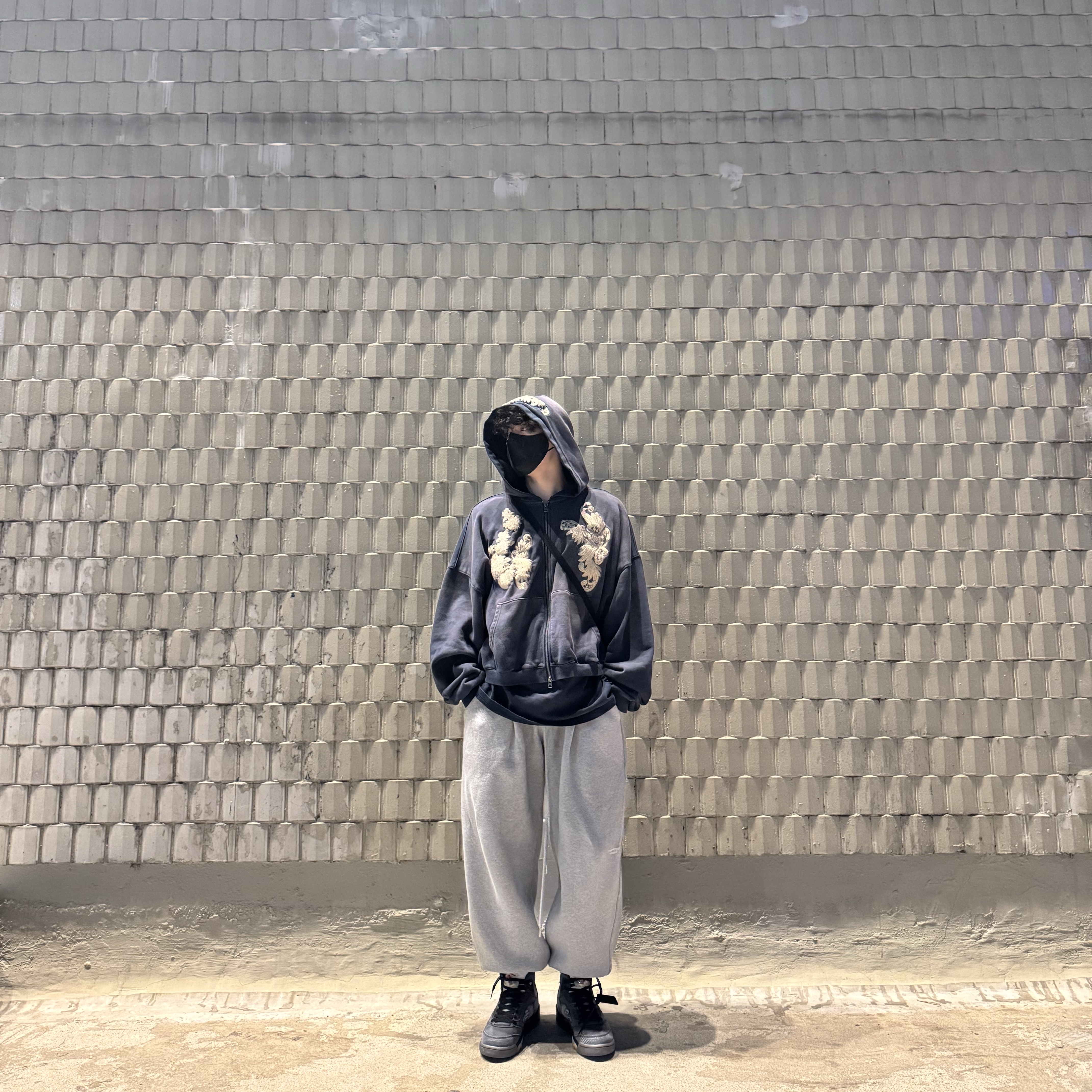 Undermycar Mu.03 Anti Fxxking Logo Play Oversized Sweat Jogger Melange Gray, Jordan 5 x Off-White Retro SP Black Muslin 착용 스타일 - 1