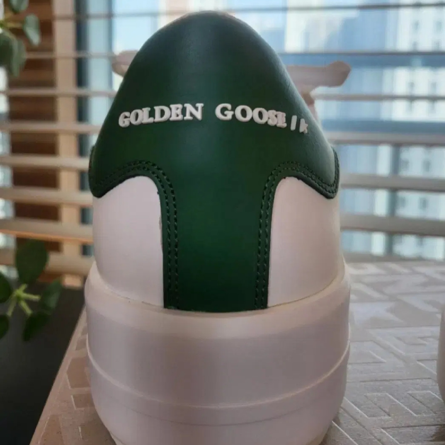 Golden Goose Purestar White Green Heel Tab Sneakers 착용 스타일 - 5