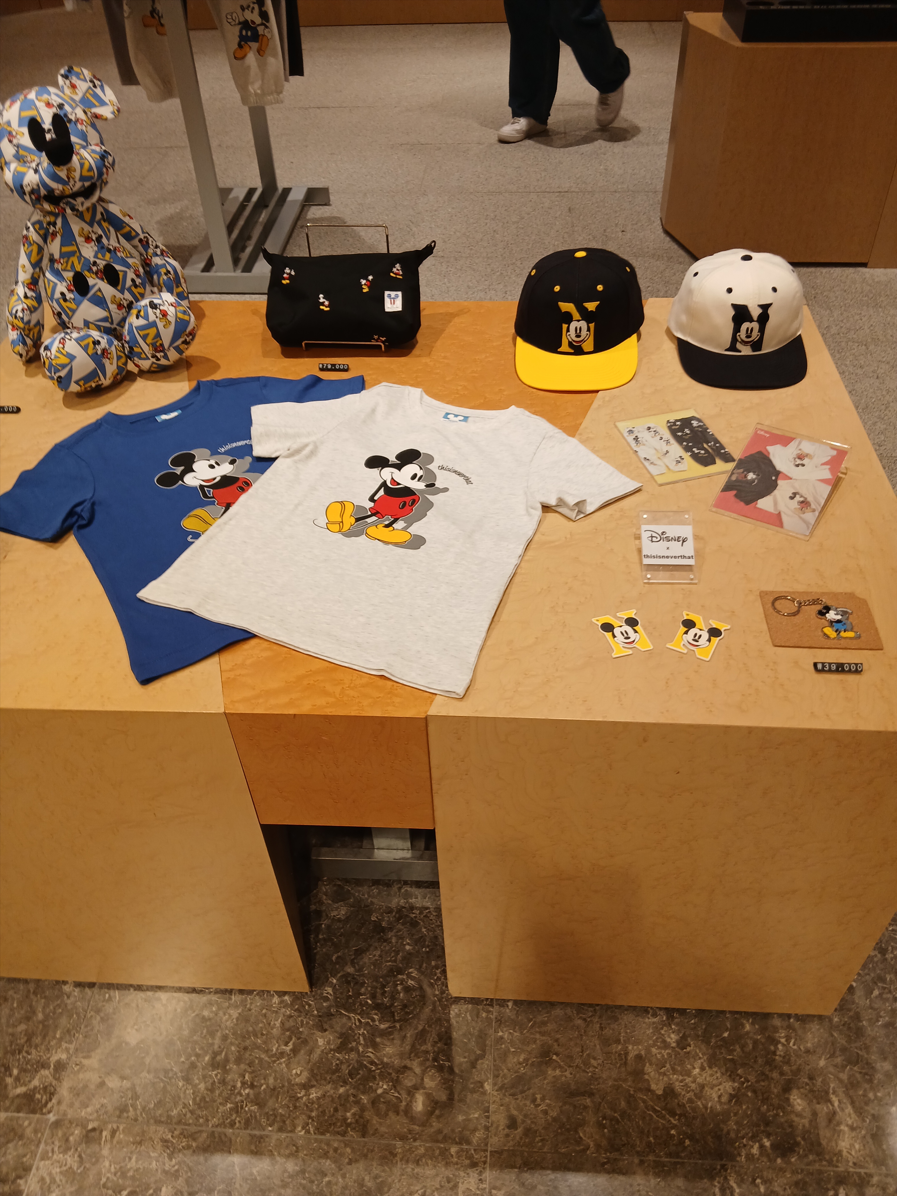 Thisisneverthat x Disney Mickey Classic T-Shirt White, Thisisneverthat x Disney Mickey Key Chain Silver 착용 스타일 - 3