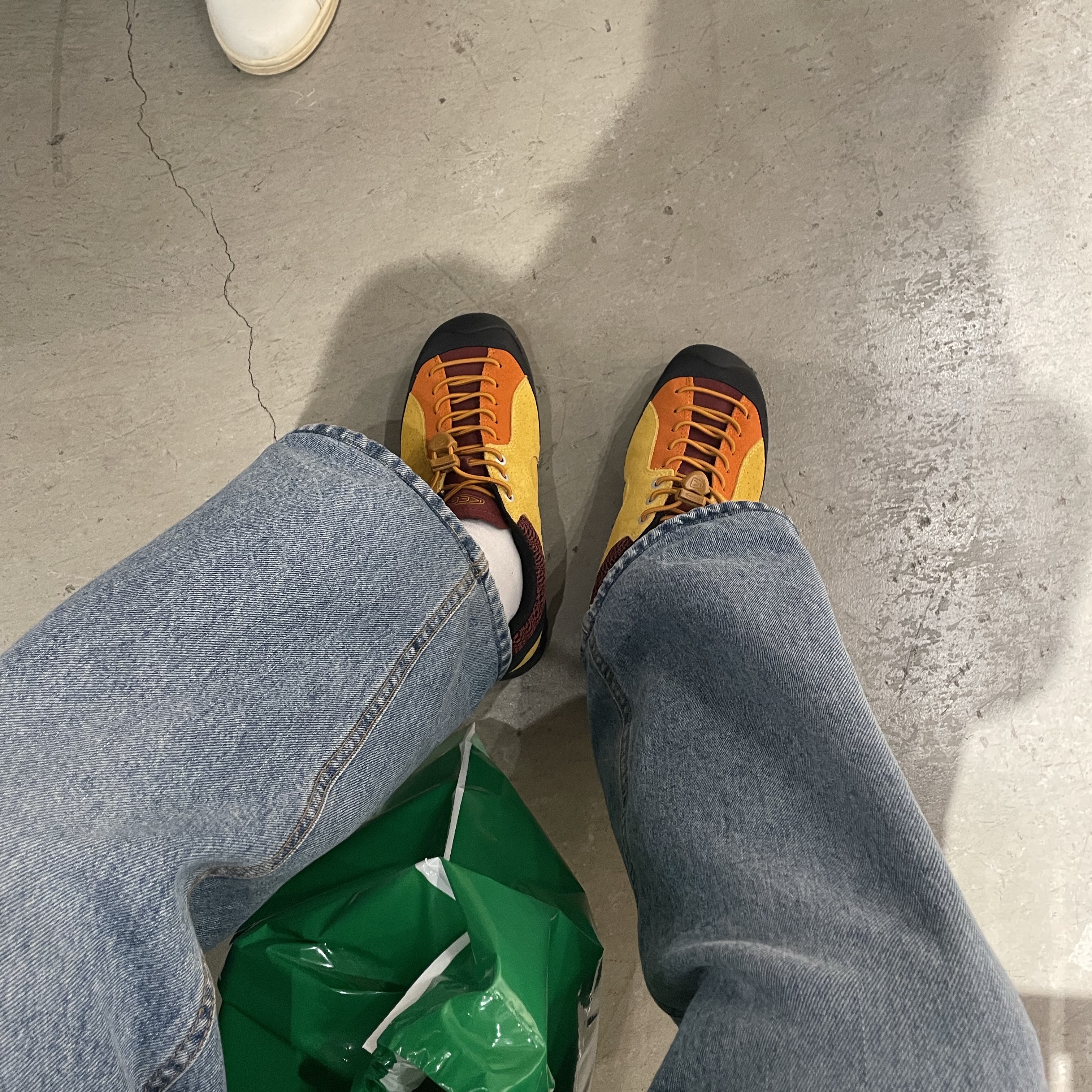 Keen Jasper Rocks SP Yolk Women Sneakers Yellow/Gold Flame, (W) Nike Air Max Muse Black and Metallic Silver 착용 스타일 - 1