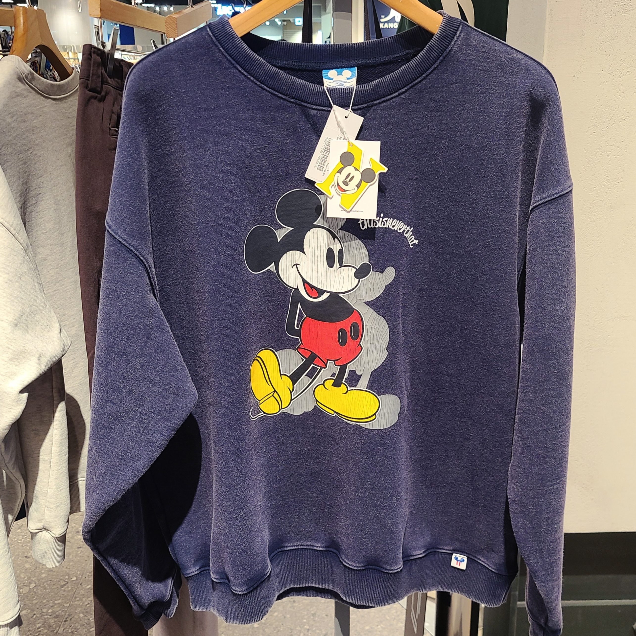 Thisisneverthat x Disney Mickey Classic T-Shirt Light Heather Grey, Thisisneverthat x Disney Mickey Jumping T-Shirt Red 착용 스타일 - 3