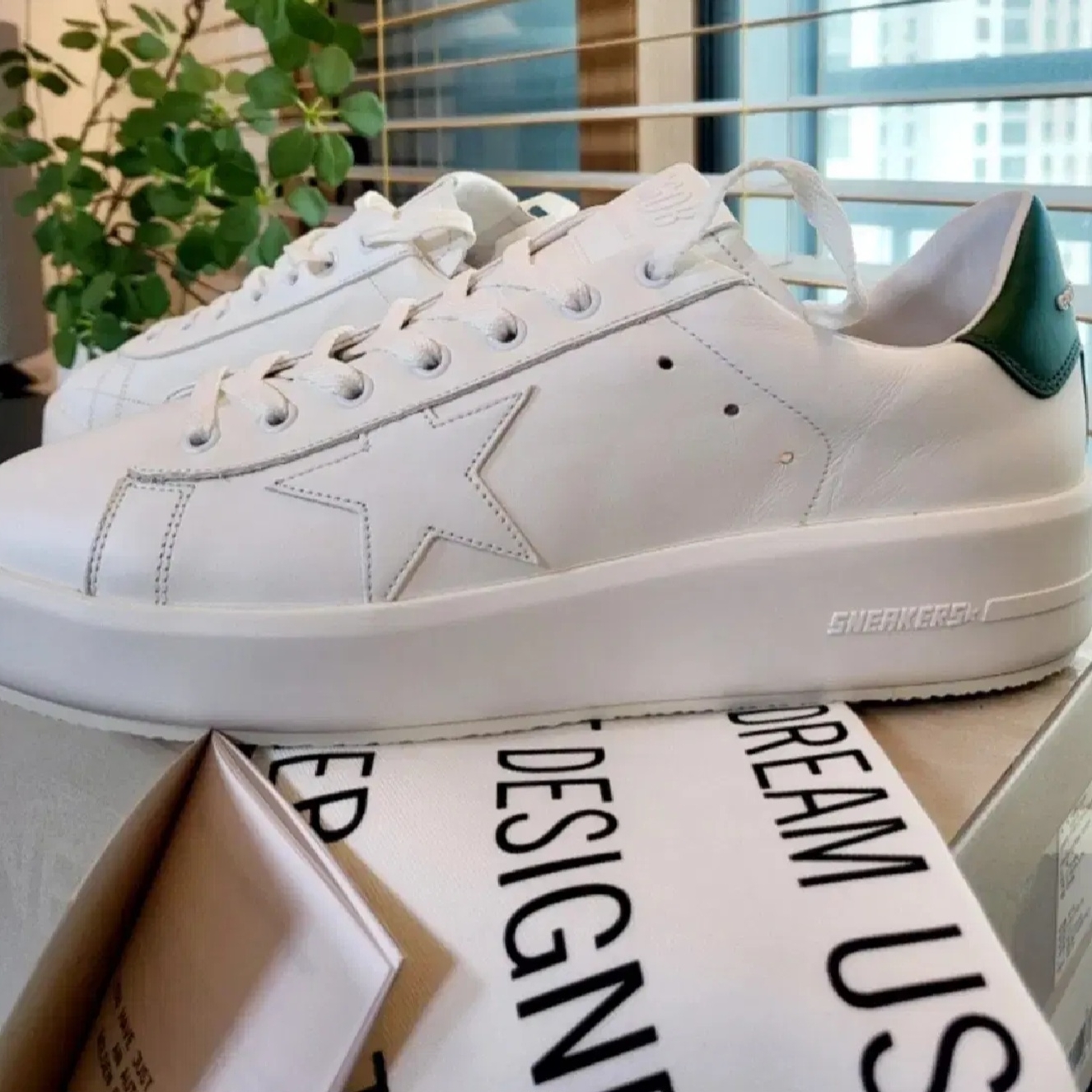 Golden Goose Purestar White Green Heel Tab Sneakers 착용 스타일 - 2