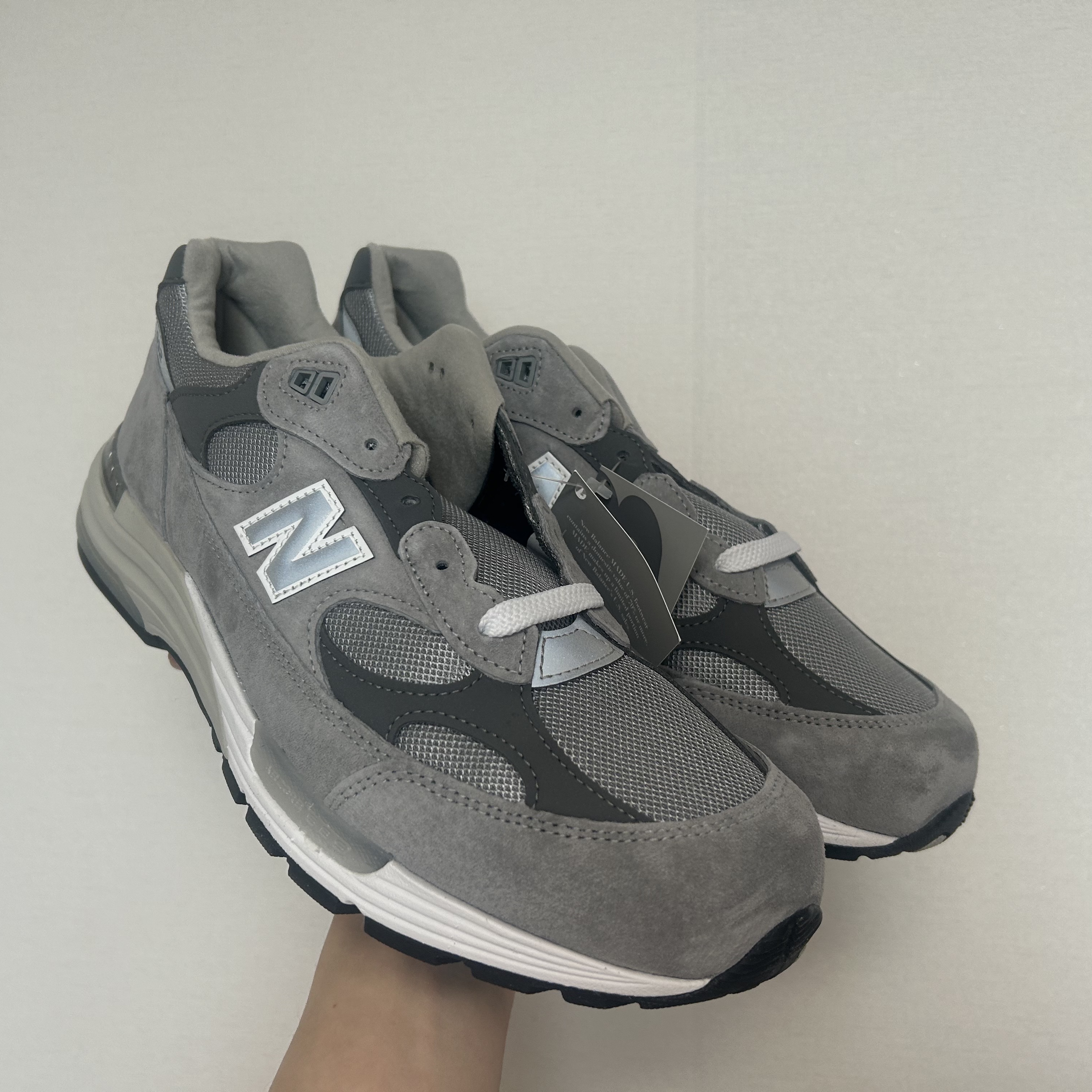 New Balance 992 Made in USA Core Grey Silver Metallic 착용 스타일 - 3
