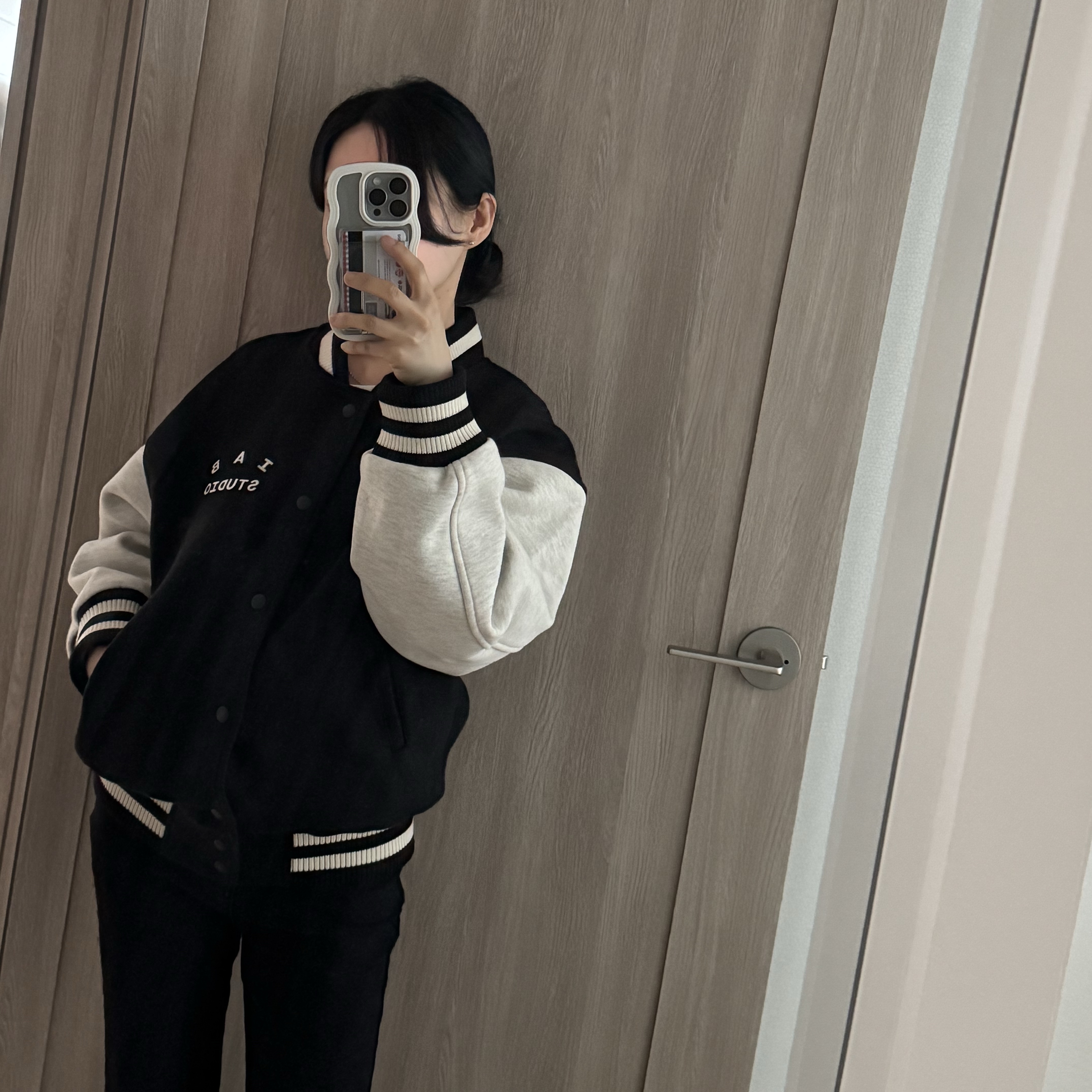 IAB Studio Stadium Jacket Black Ivory 착용 스타일 - 2
