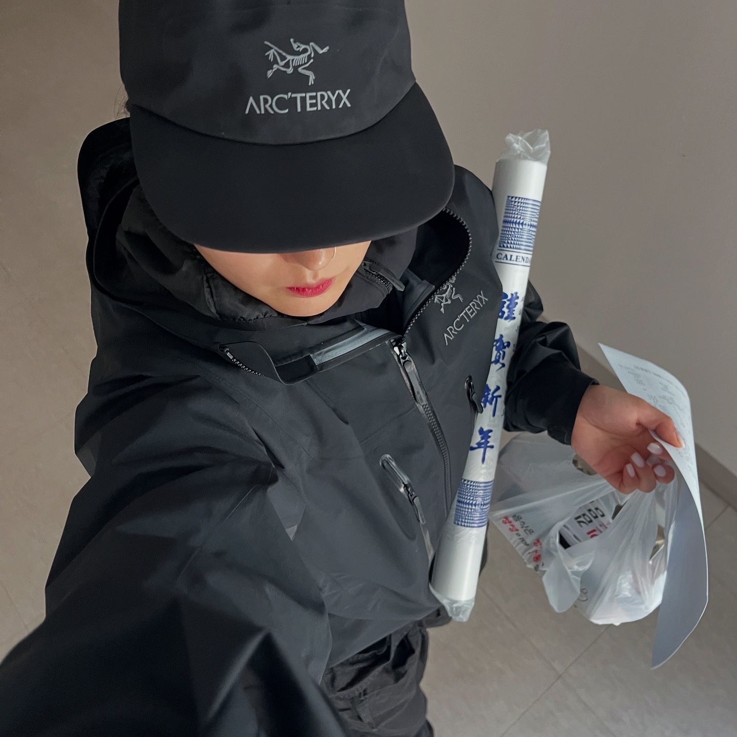 Arc'teryx Alpha SV Jacket Black, Arc'teryx Gore 5 Panel Cap Black 착용 스타일 - 1