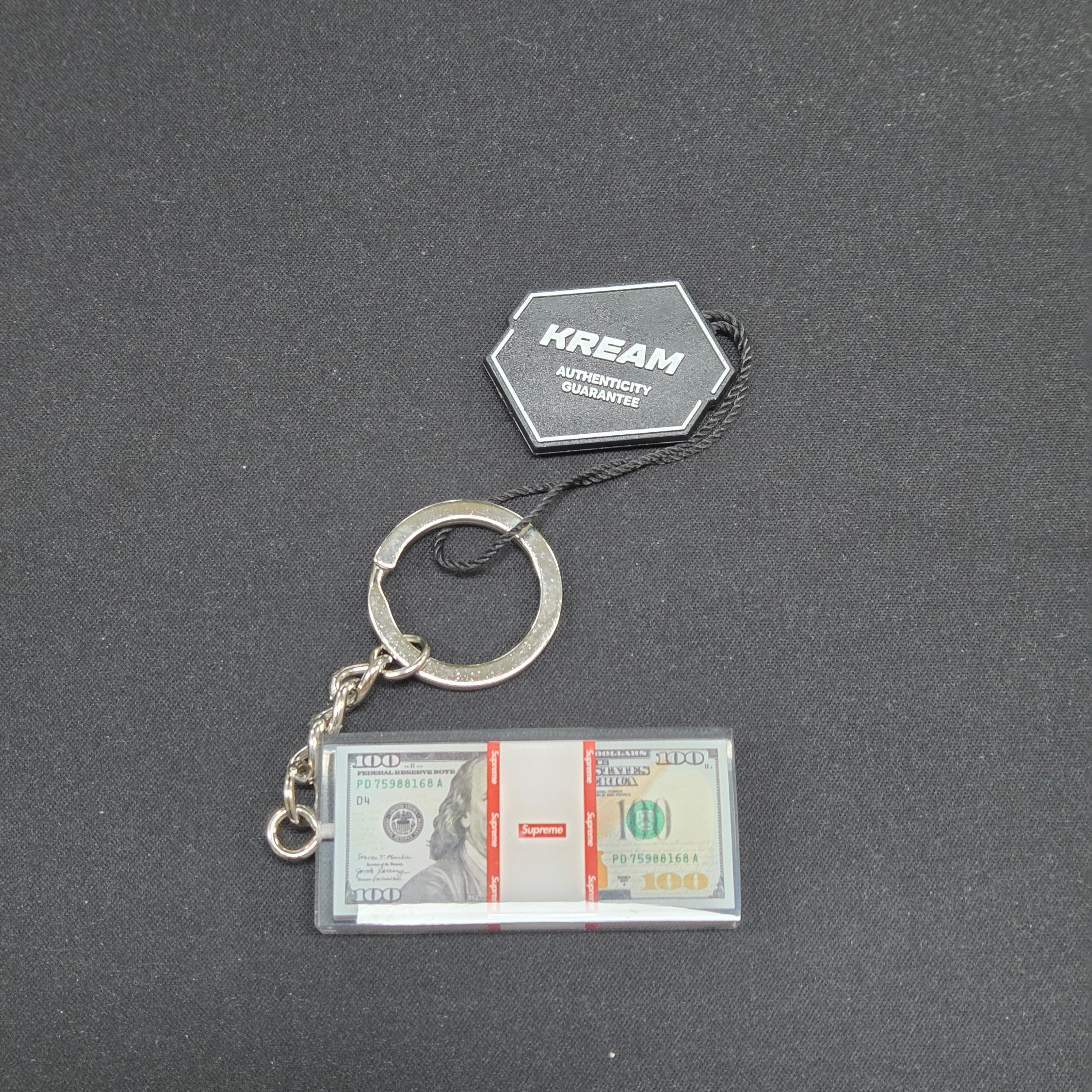 Supreme Cash Paperweight Keychain Multicolor - 24FW 착용 스타일 - 1