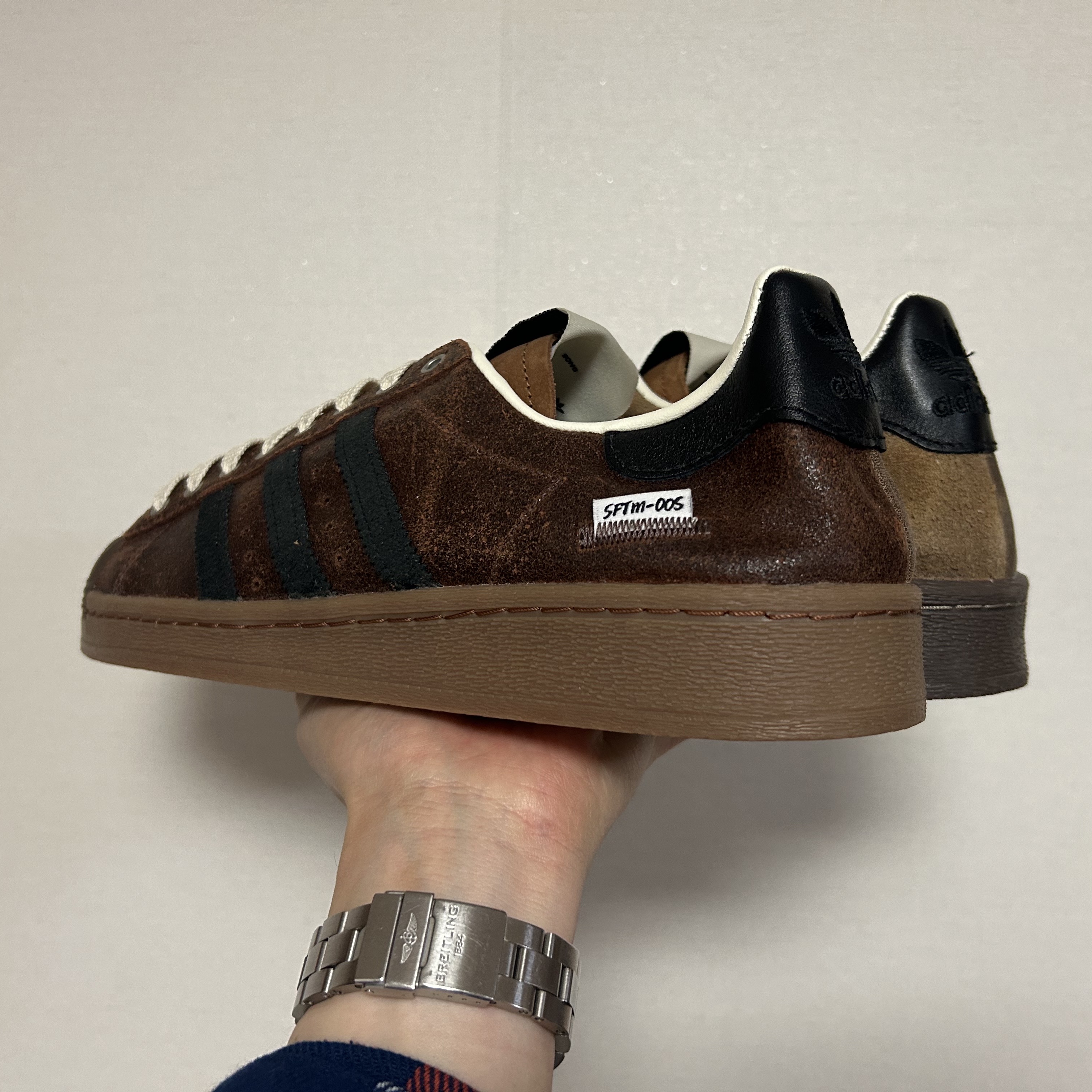 Adidas x Song for the Mute Superstar 82 Khaki Core Black 착용 스타일 - 3