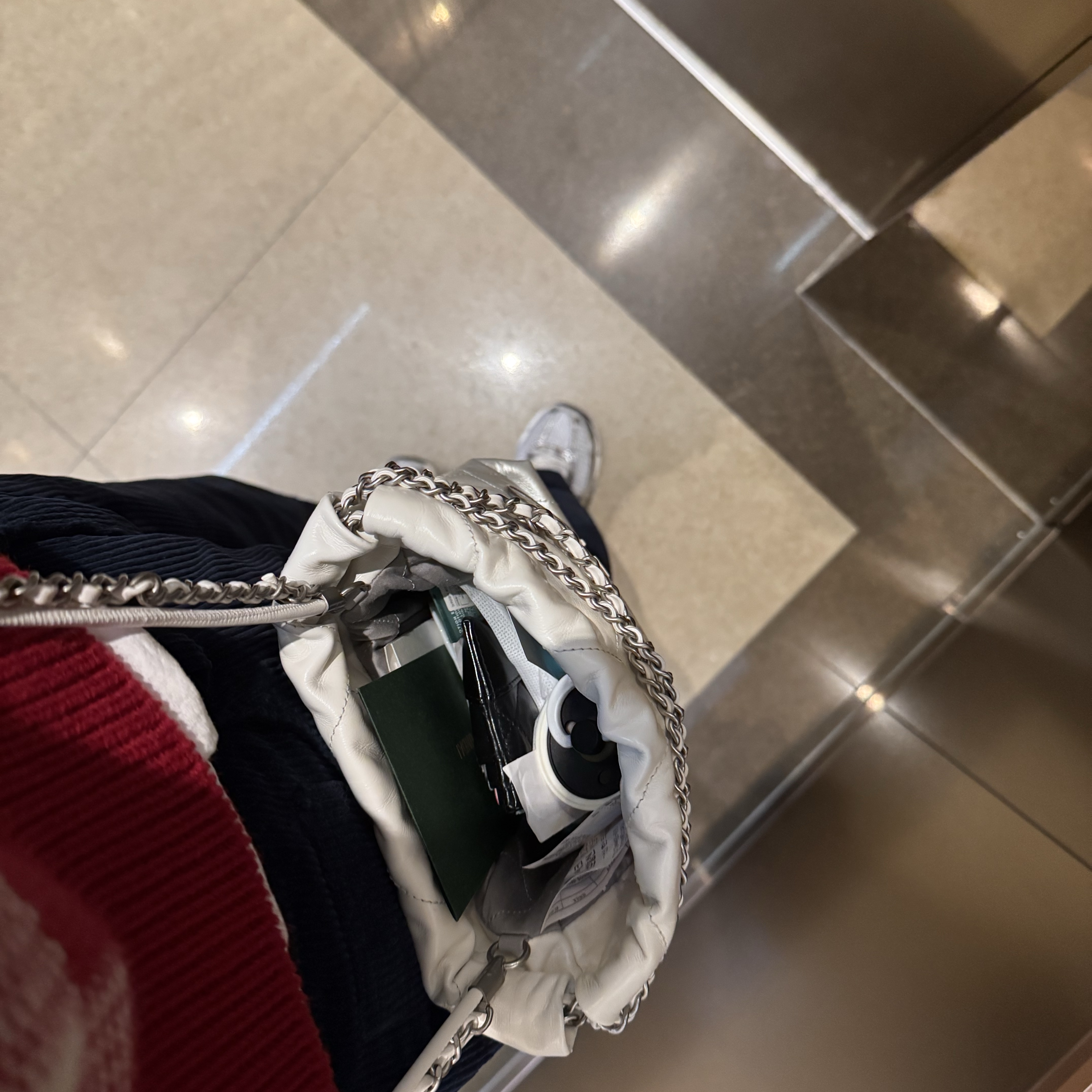Chanel 22 Mini Handbag Metallic Shaded Calfskin & Silver White Silver, (W) Nike Zoom Vomero 5 Photon Dust and Metallic Silver 착용 스타일 - 5