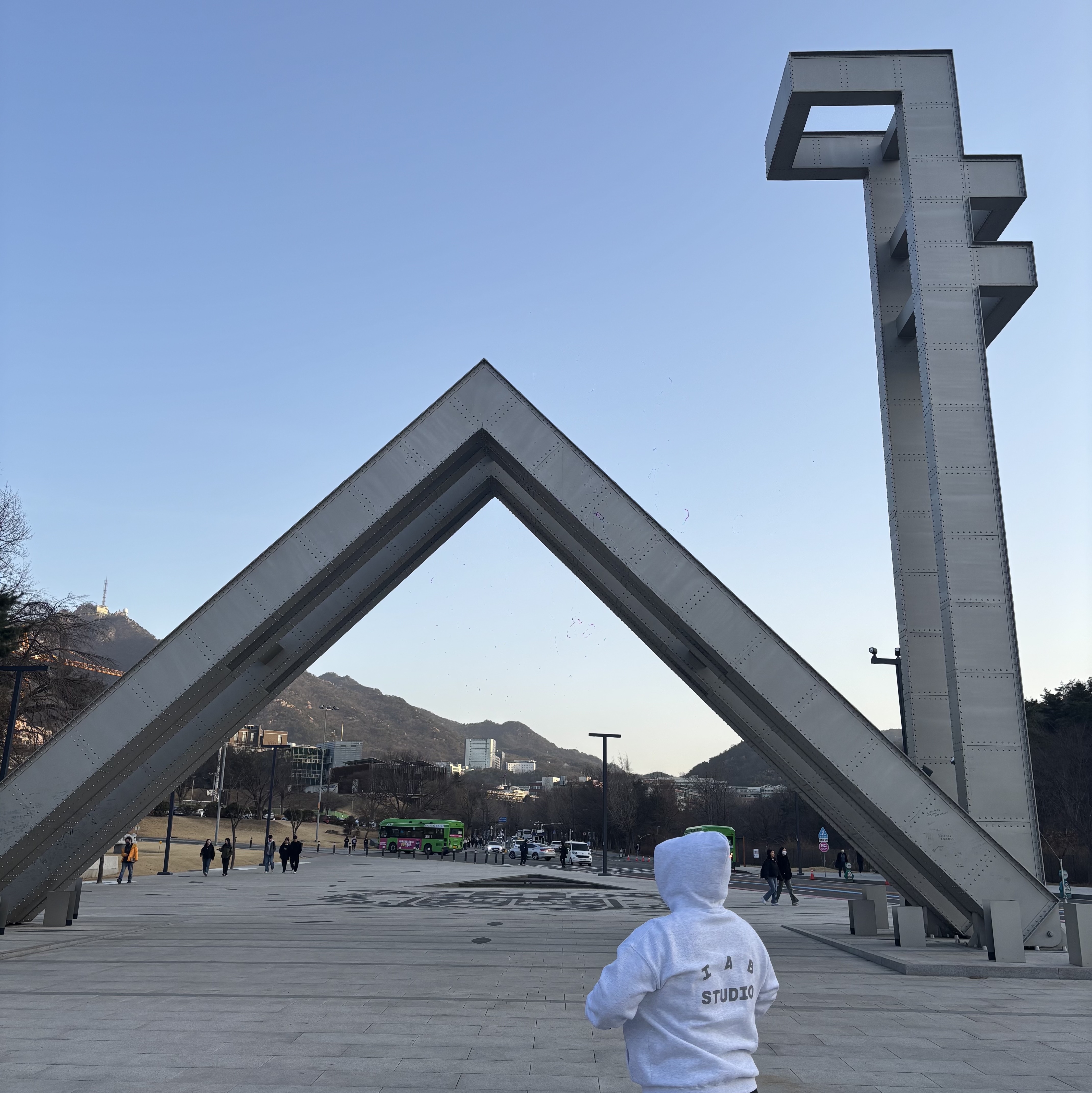 IAB Studio Hoodie Light Gray 착용 스타일