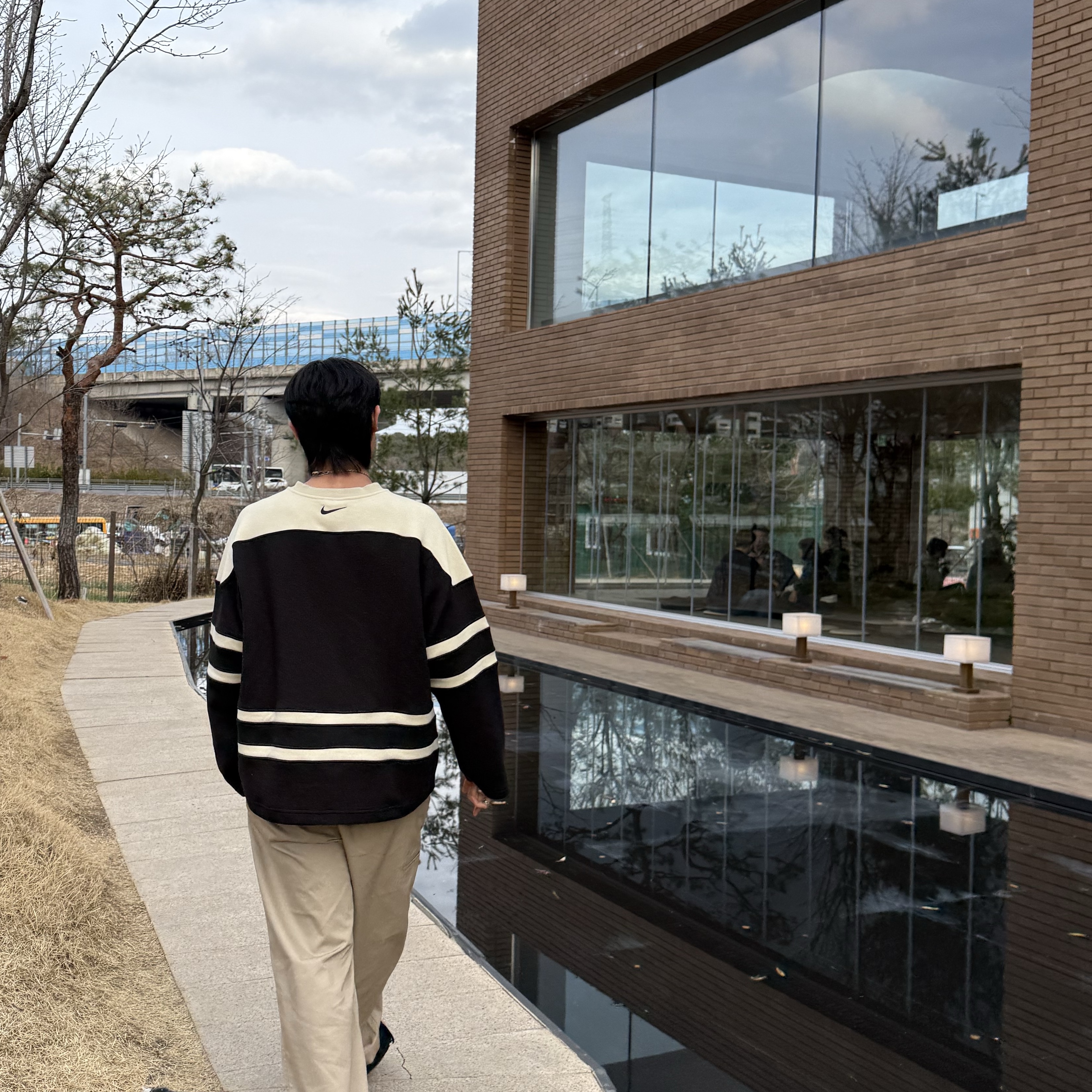 나이키 x 보디 레이싱 니트 쉐이디드 브라운 내츄럴 리넨 화이트 - 아시아 착용 스타일 - 4