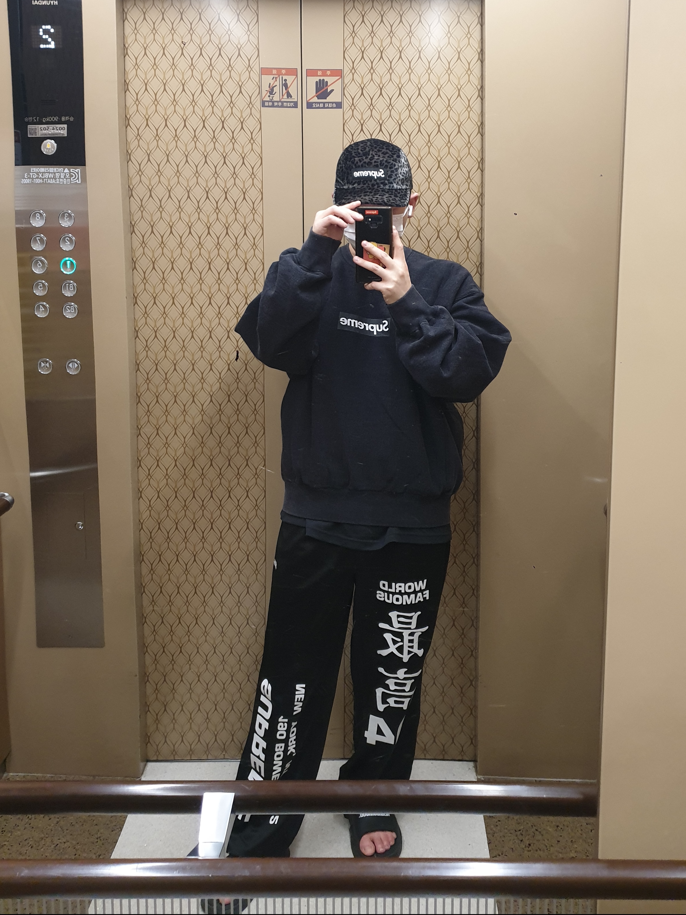 Supreme Washed Box Logo Crewneck Black - 25SS 착용 스타일