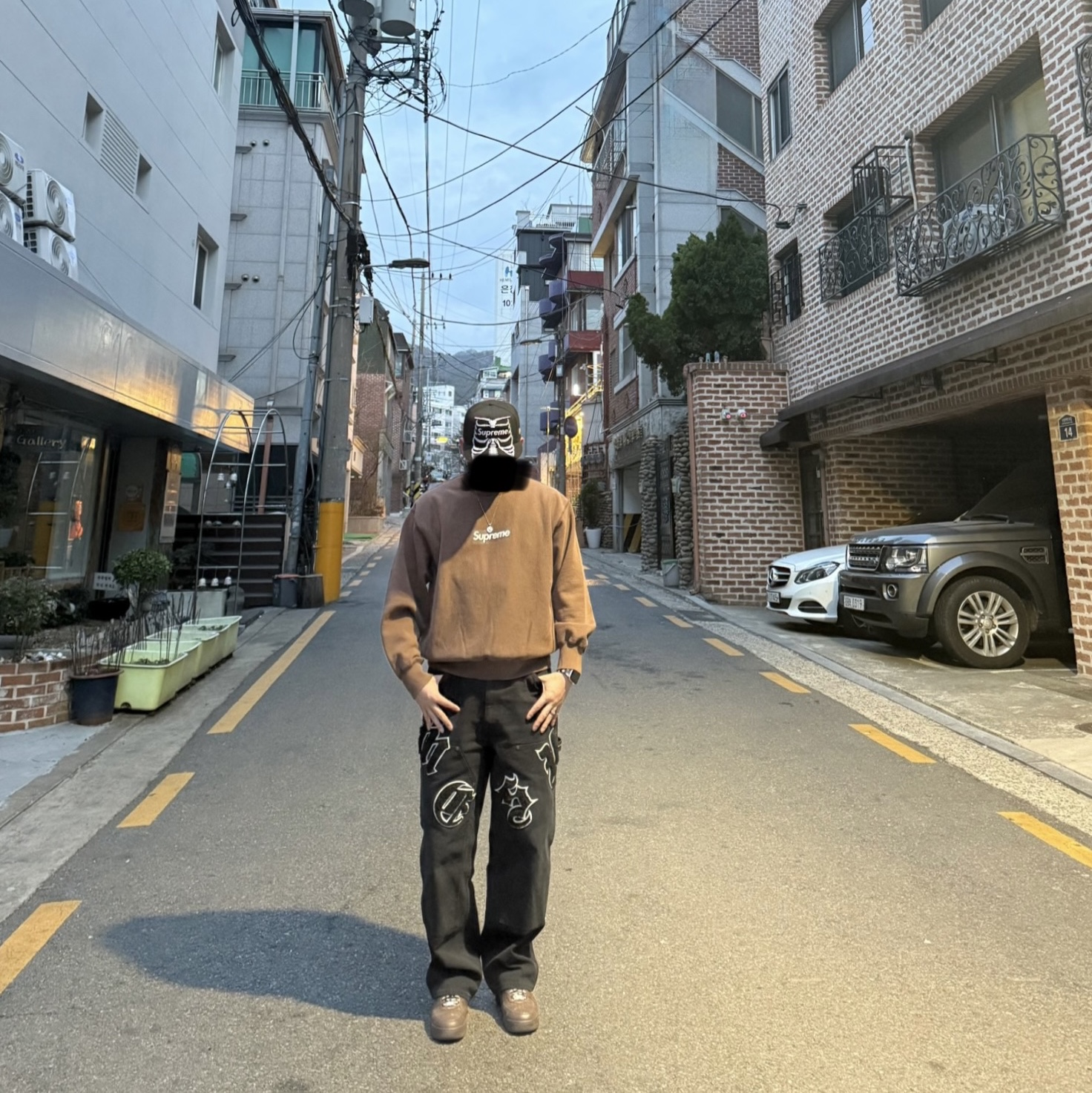 Supreme Washed Box Logo Crewneck Brown - 25SS, Supreme Bones Box Logo New Era Black - 25SS 착용 스타일 - 1