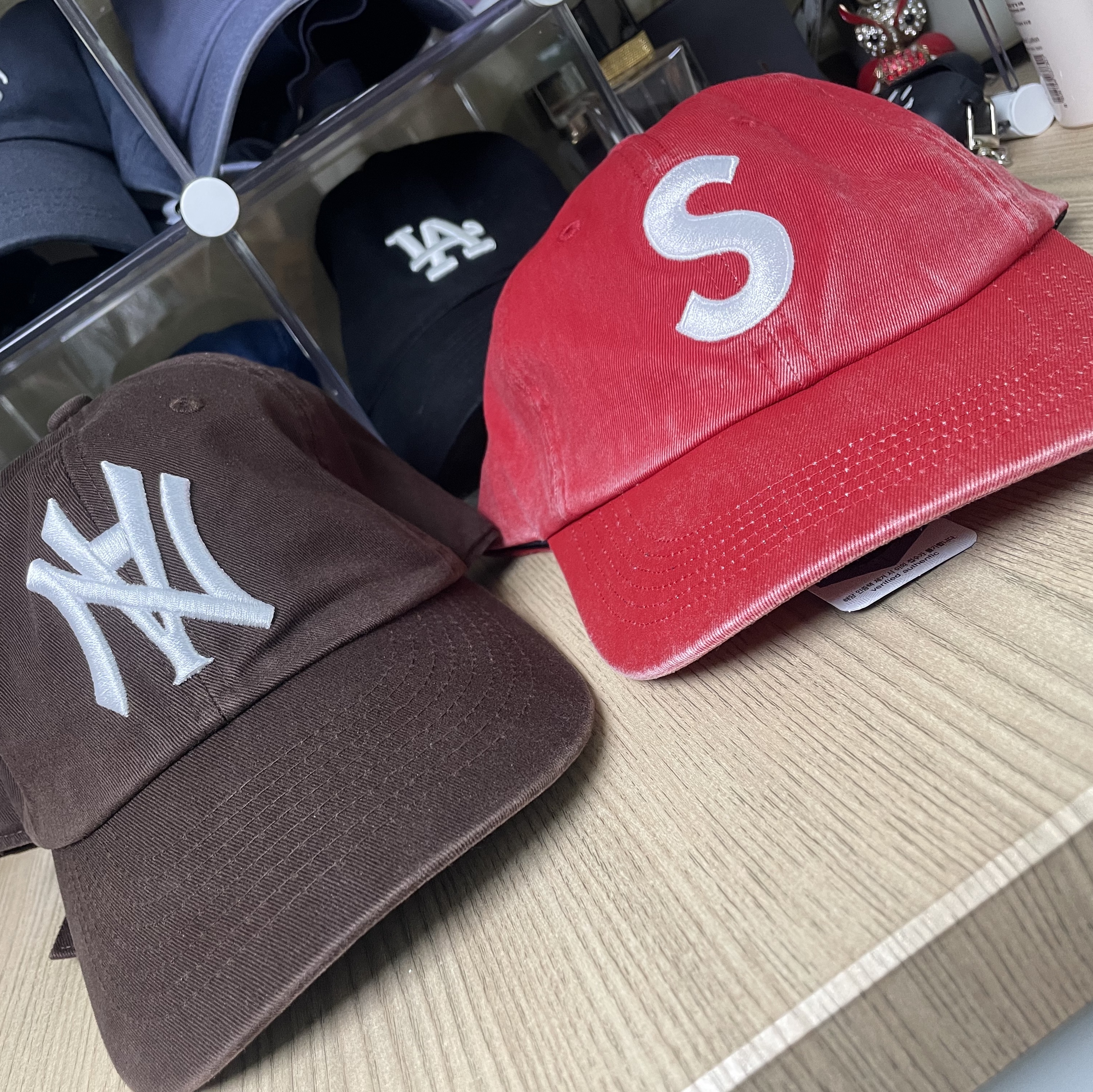 Supreme Pigment Coated S Logo 6-Panel Red - 25SS, Supreme Pigment Print S Logo 6-Panel Black - 23FW 착용 스타일 - 1