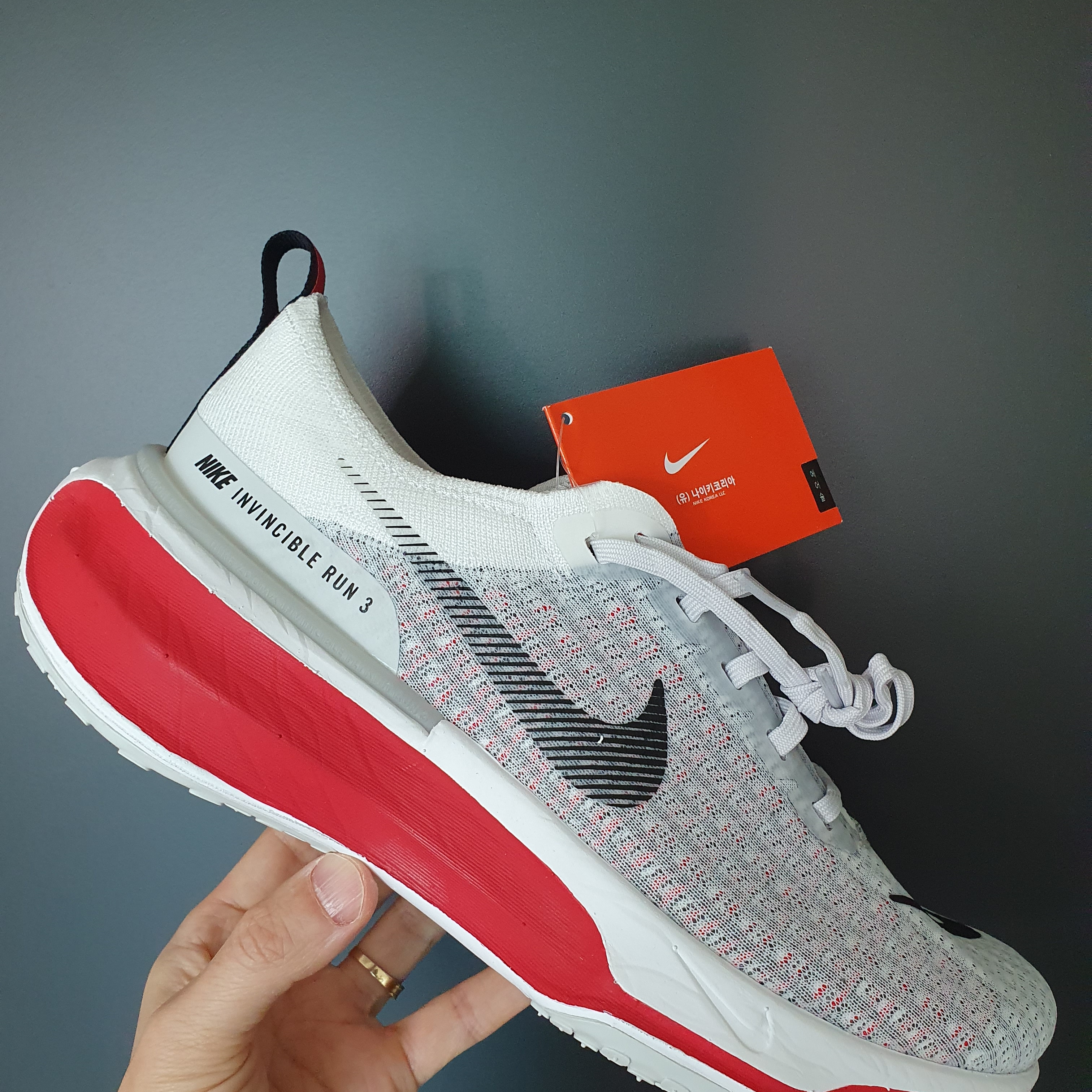 Nike Invincible 3 White Fire Red 착용 스타일 - 1