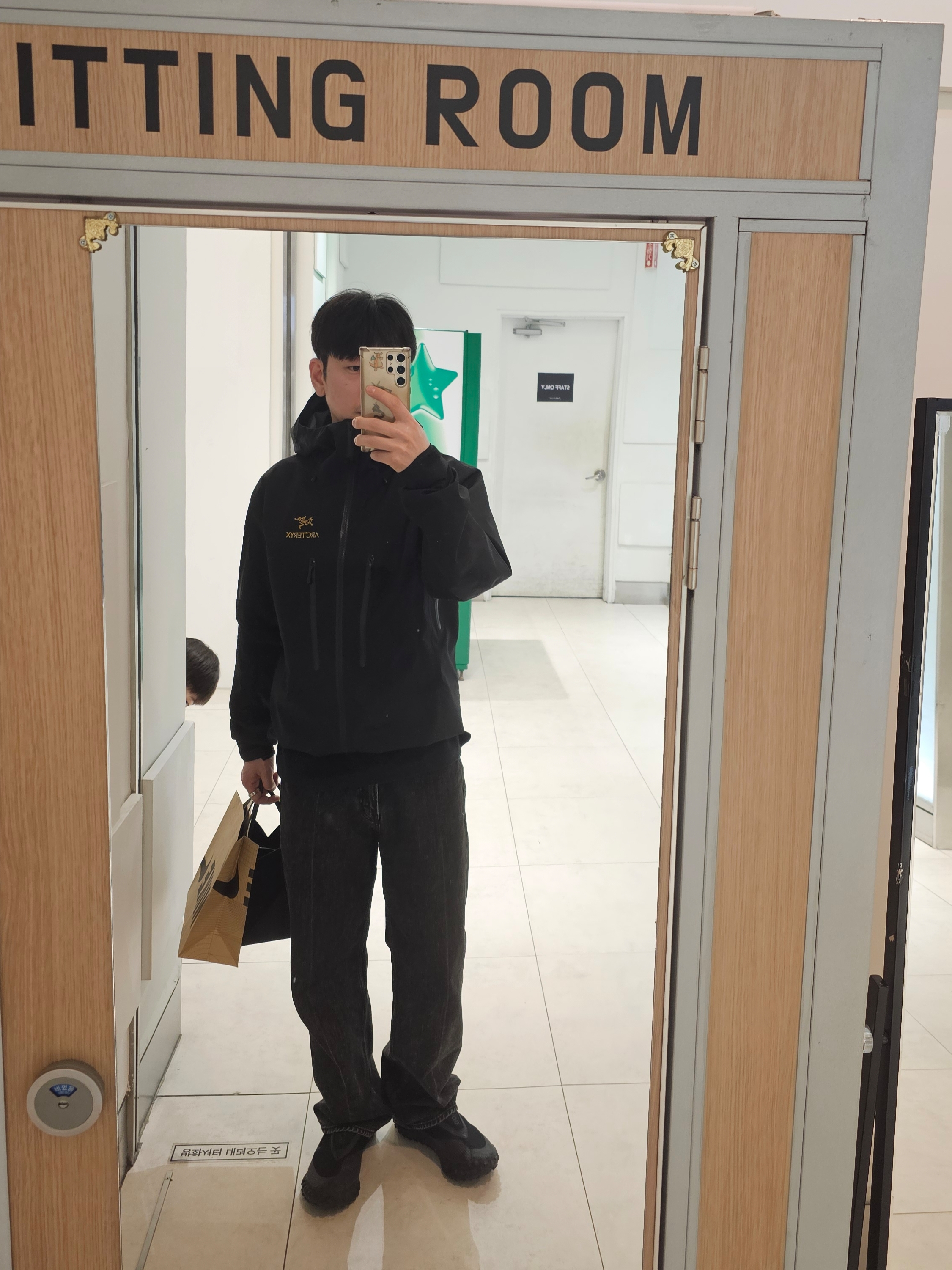 Arc'teryx Alpha SV Jacket 24K Black, Uniqlo UT x The Legend of Zelda Tears of the Kingdom Black - JP 착용 스타일