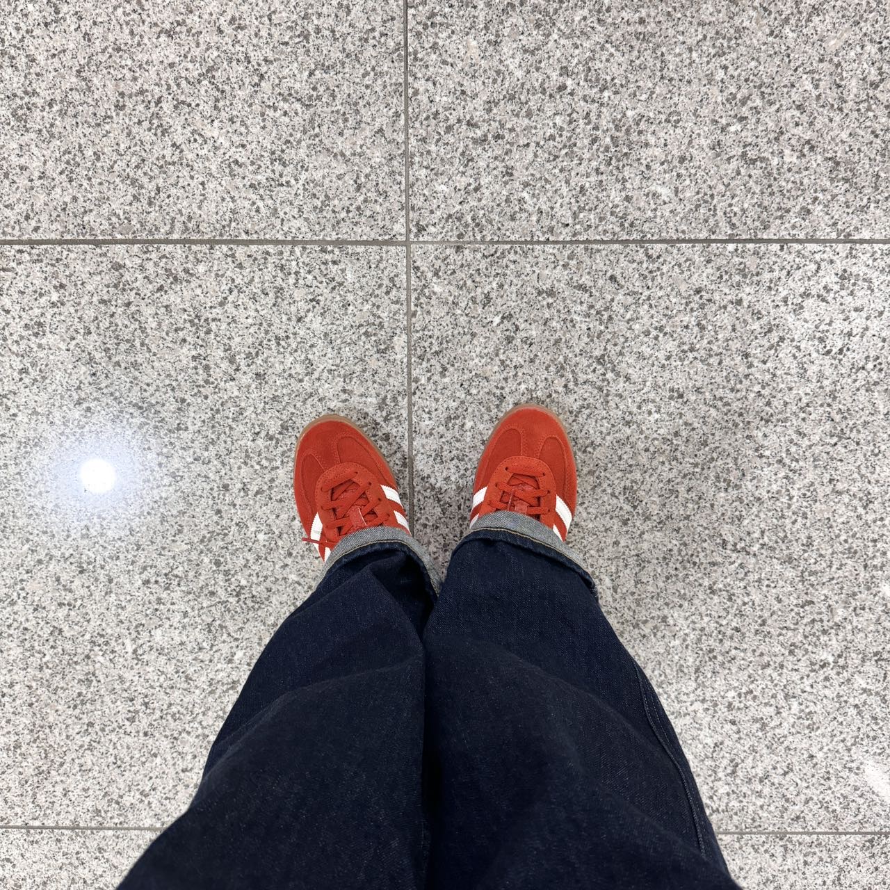 (W) Adidas Gazelle Indoor Bold Orange Cloud White 착용 스타일