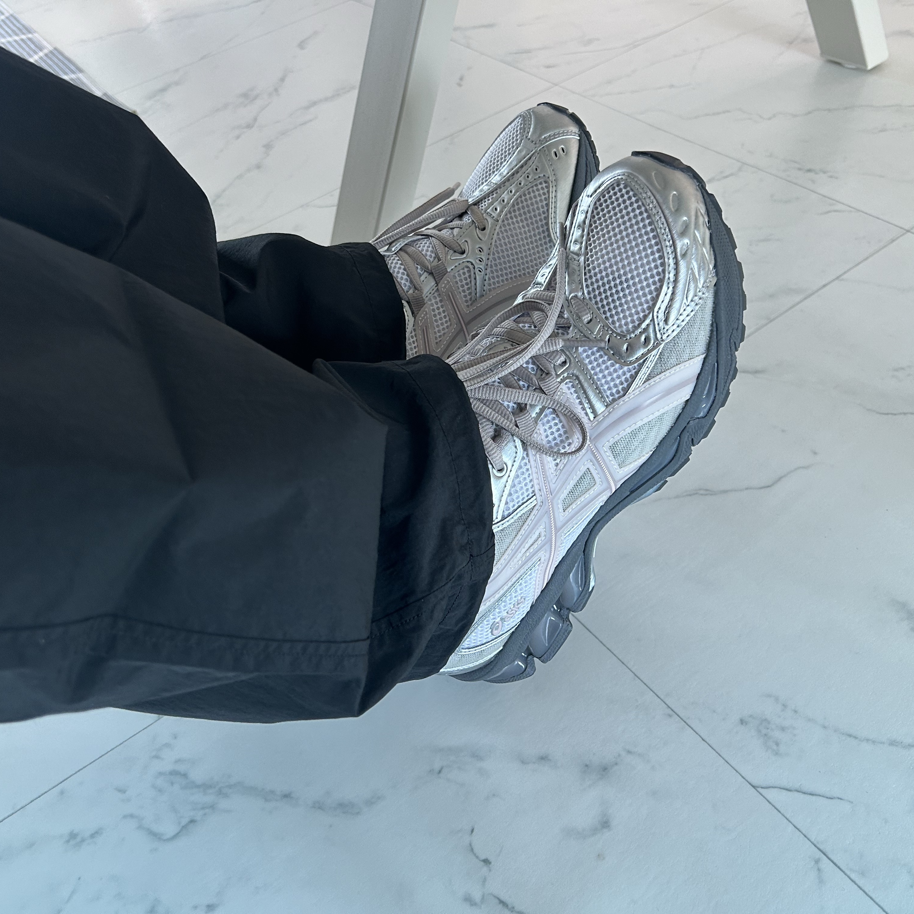 Asics x Ronnie Fieg Gel-Nimbus 10.1 White Morganite 착용 스타일 - 3
