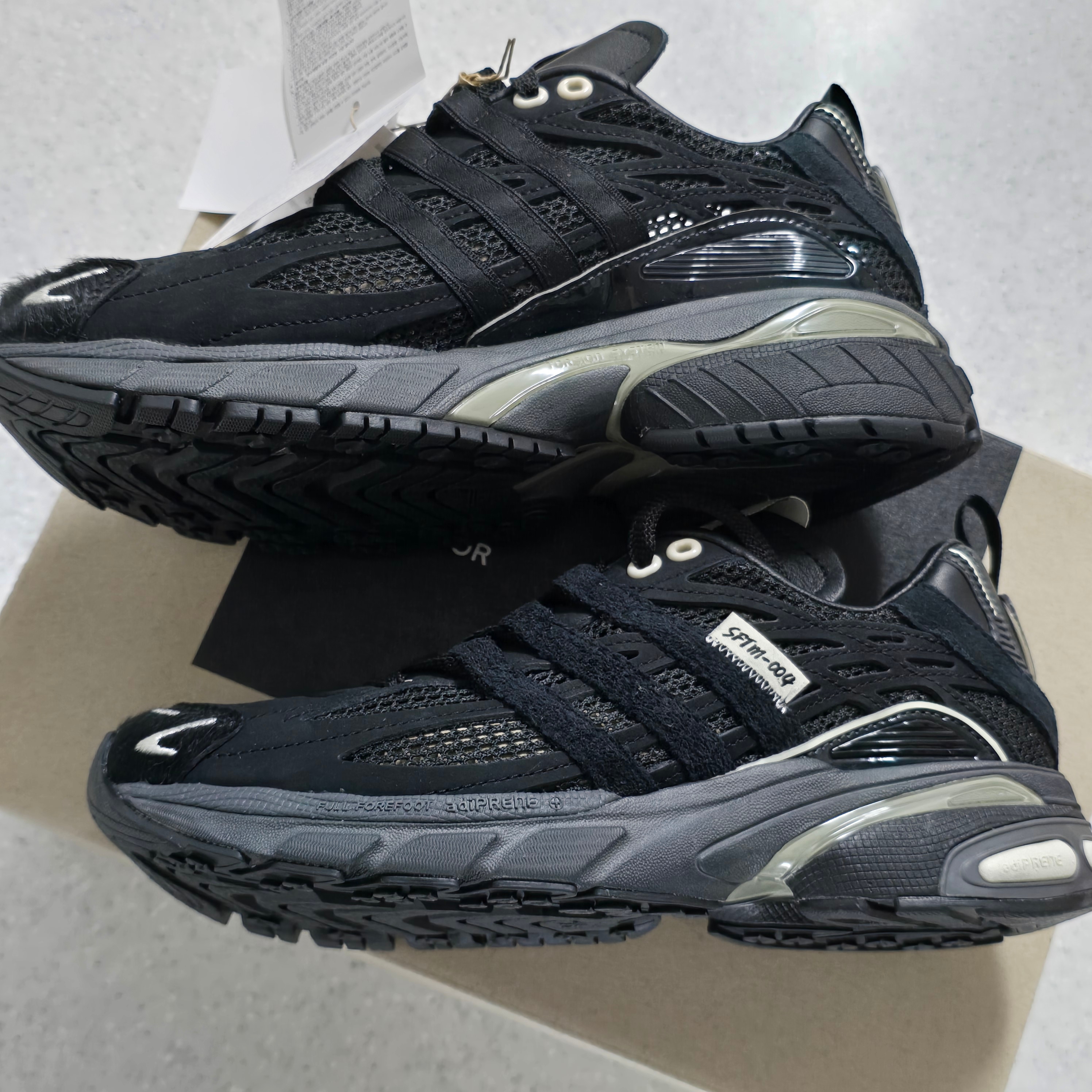 Adidas x Song for the Mute Adistar Cushion Core Black Cream White 착용 스타일 - 4