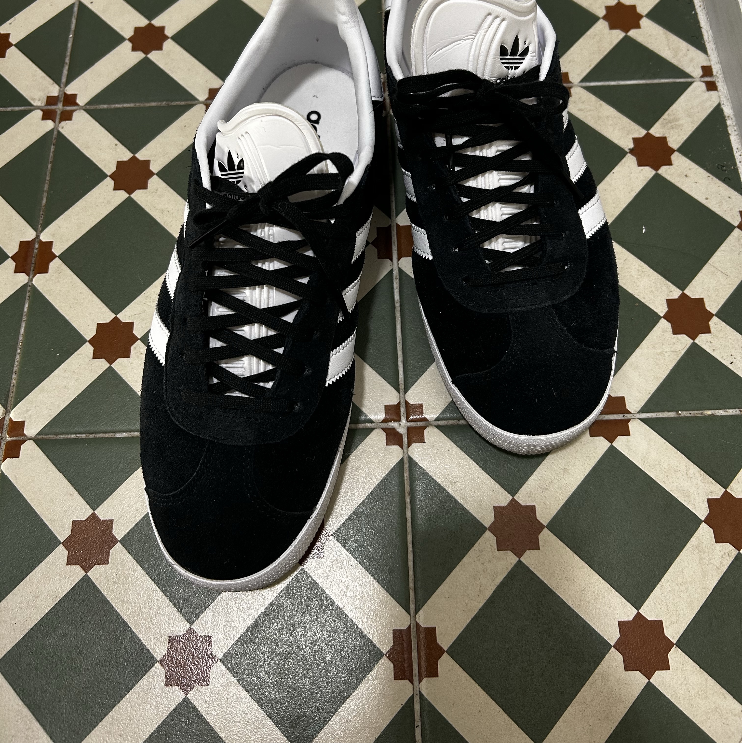 Adidas Gazelle Core Black White 착용 스타일 - 1