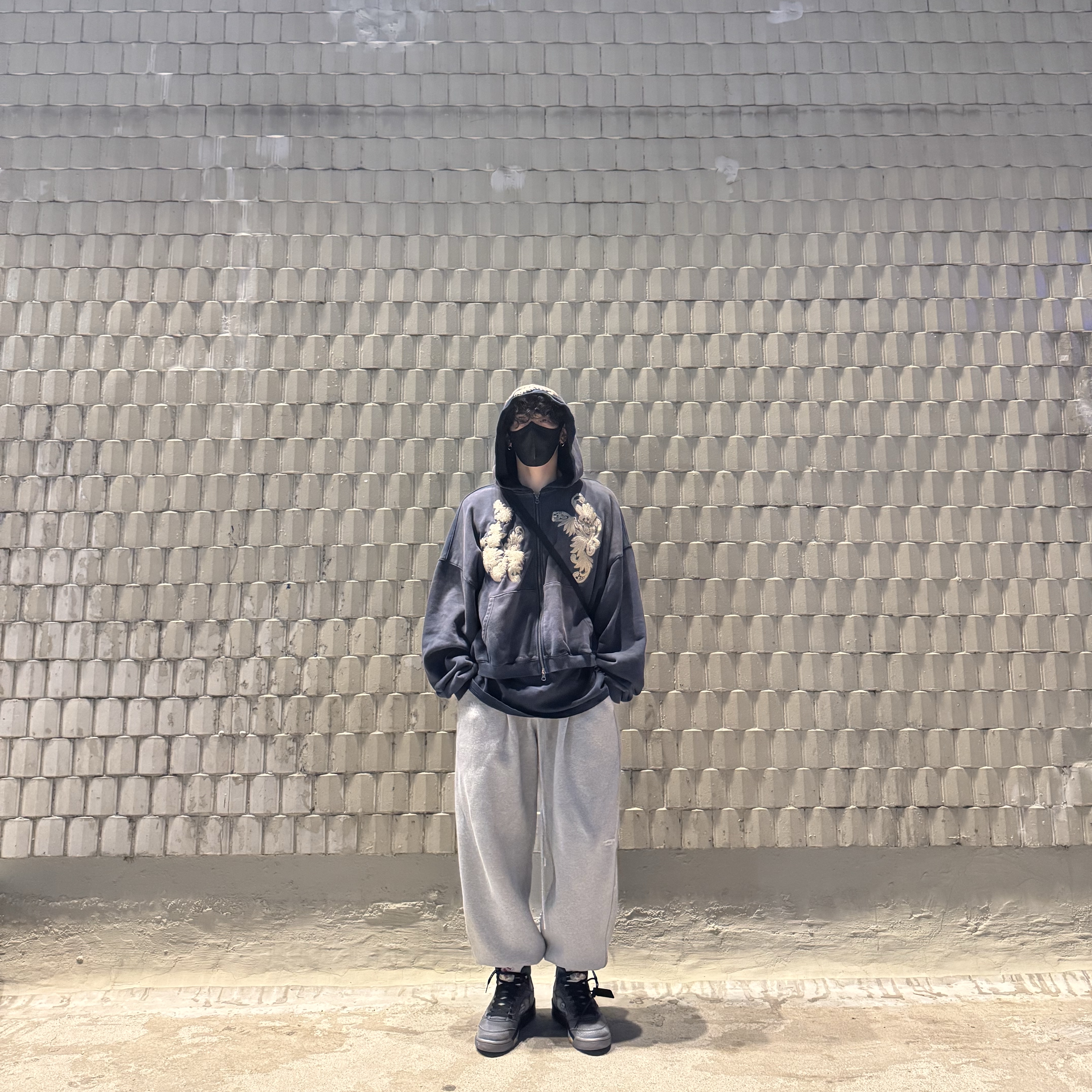 Undermycar Mu.03 Anti Fxxking Logo Play Oversized Sweat Jogger Melange Gray, Jordan 5 x Off-White Retro SP Black Muslin 착용 스타일 - 2