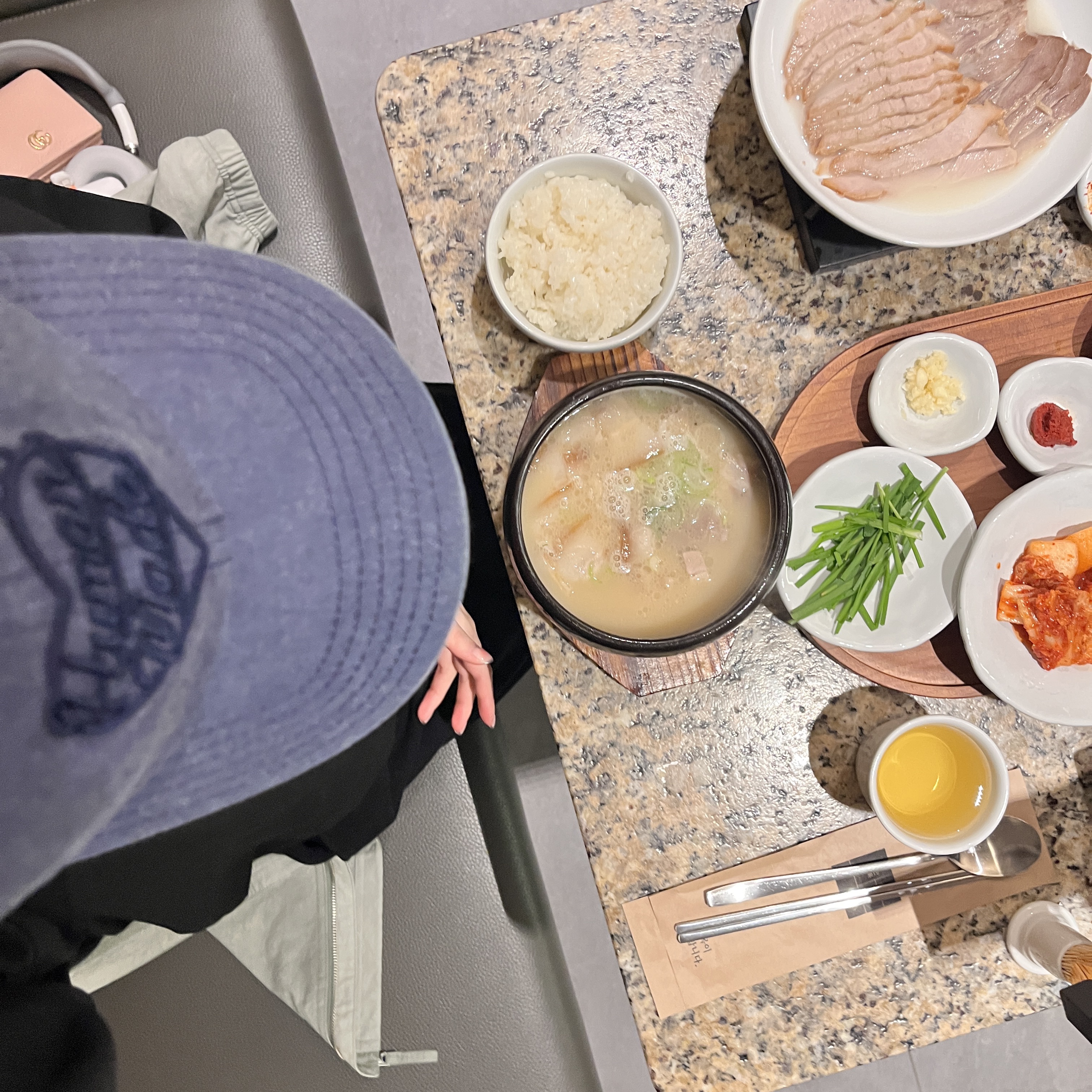 휴먼 메이드 6 패널 트윌 캡 #1 네이비, 스투시 웨이브 다이 비치 쉘 자켓 세이지 착용 스타일