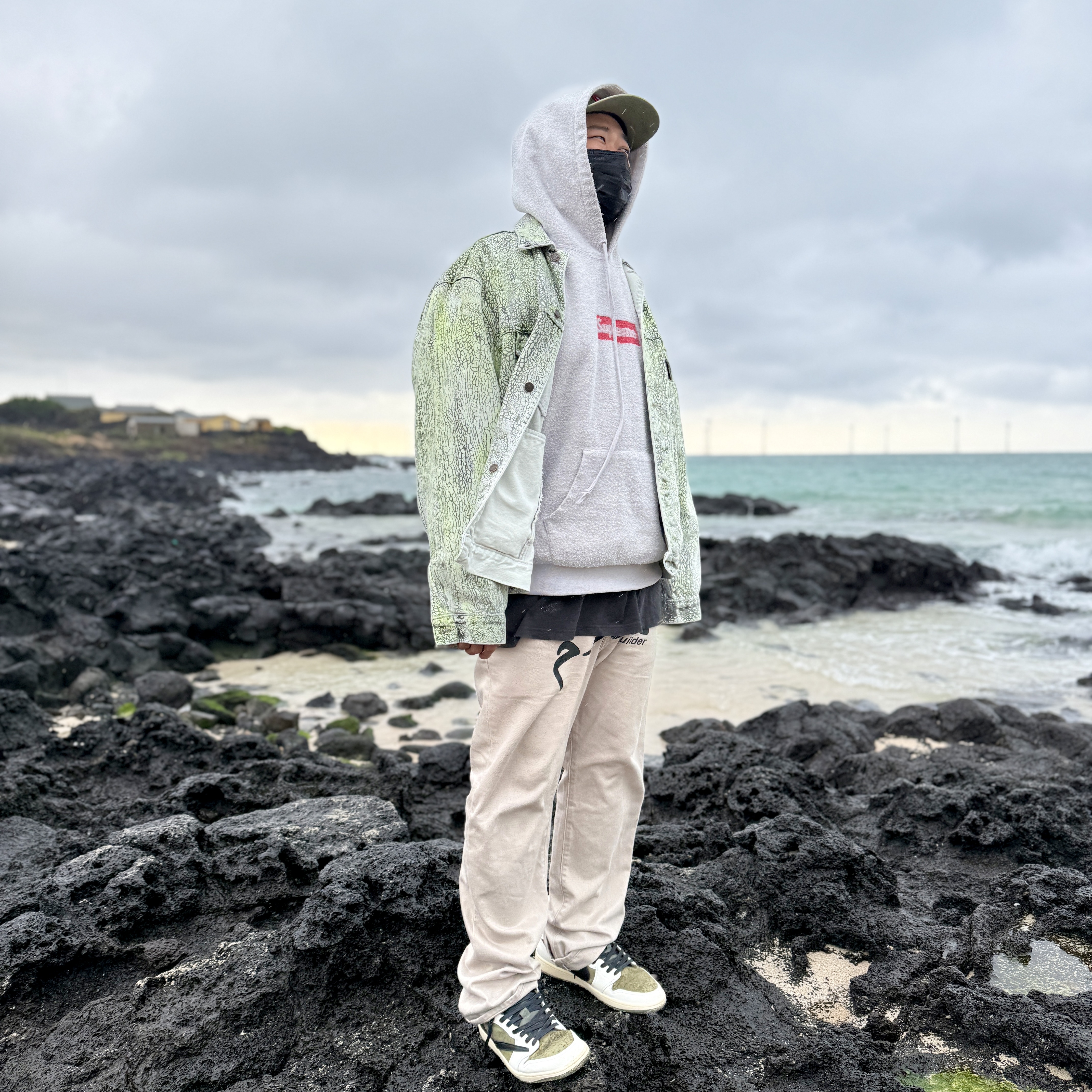Supreme Crackle Denim Trucker Jacket Multicolor - 23FW, Supreme Inside Out Box Logo Hooded Sweatshirt Heather Grey - 23SS 착용 스타일