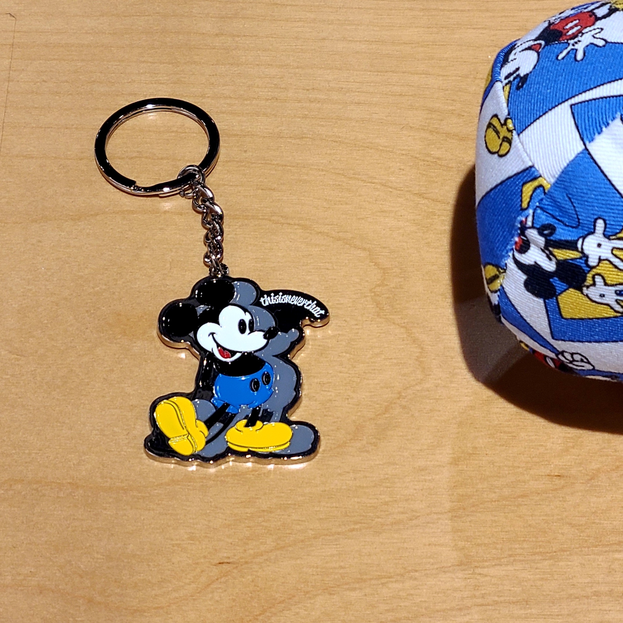 Thisisneverthat x Disney Mickey Multi Crusher Brown, Thisisneverthat x Disney Mickey Two Tone Cap White Navy 착용 스타일 - 2