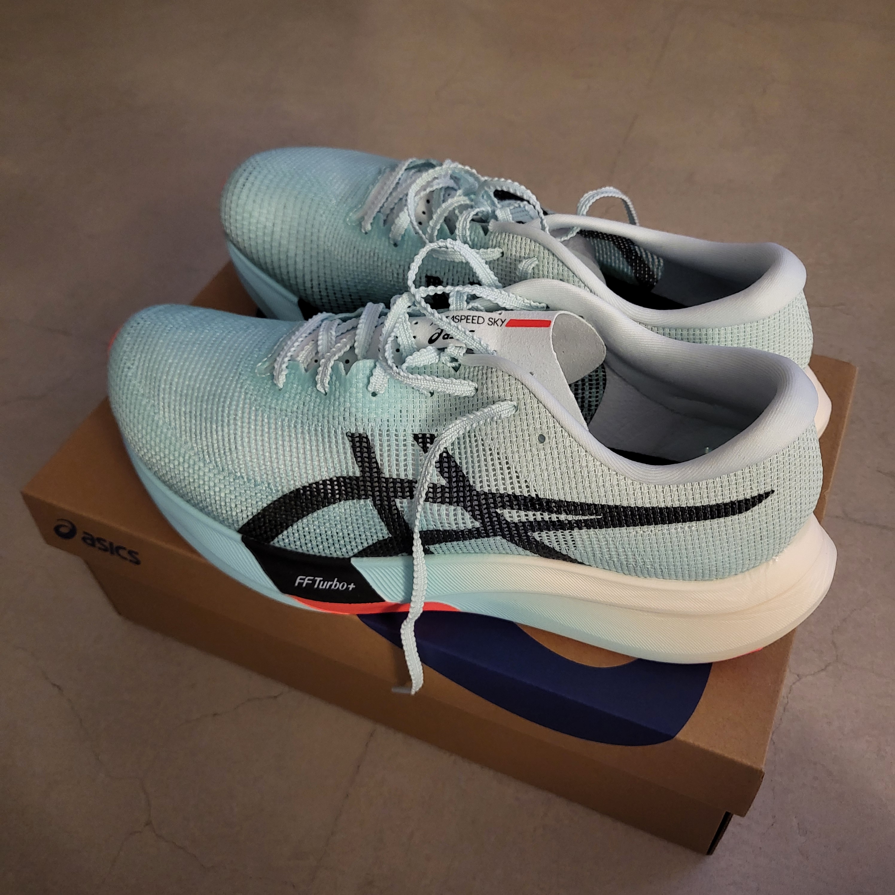 Asics Metaspeed Sky Paris Illuminate Mint Black 착용 스타일 - 2
