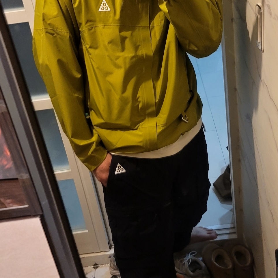 Nike ACG Storm-Fit ADV Cascade Rains Full Zip Jacket Moss - Asia, Nike ACG Smith Summit Cargo Pants Black Anthracite - Asia 착용 스타일
