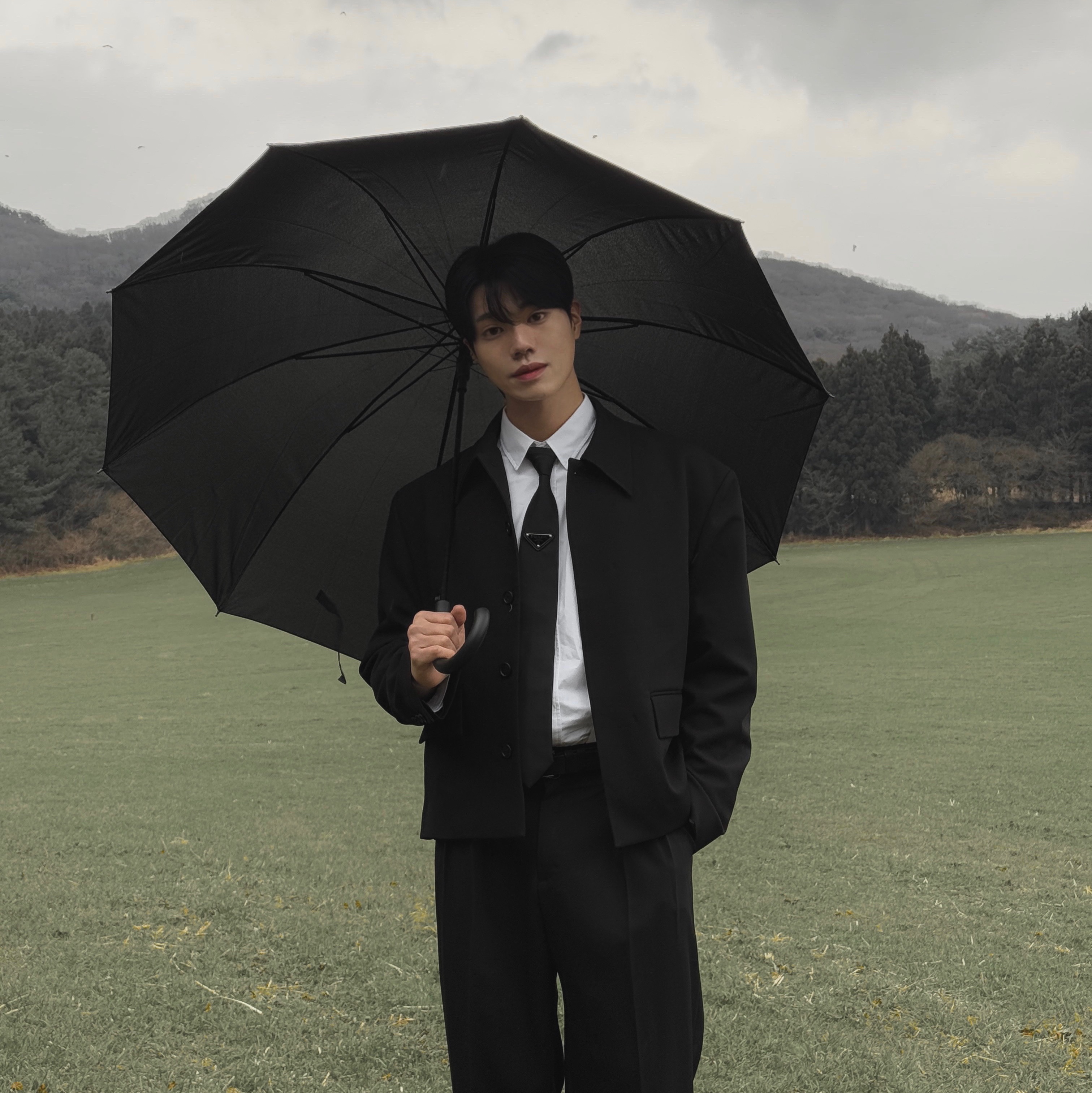 Prada Re-Nylon Gabardine Tie Black 착용 스타일 - 3