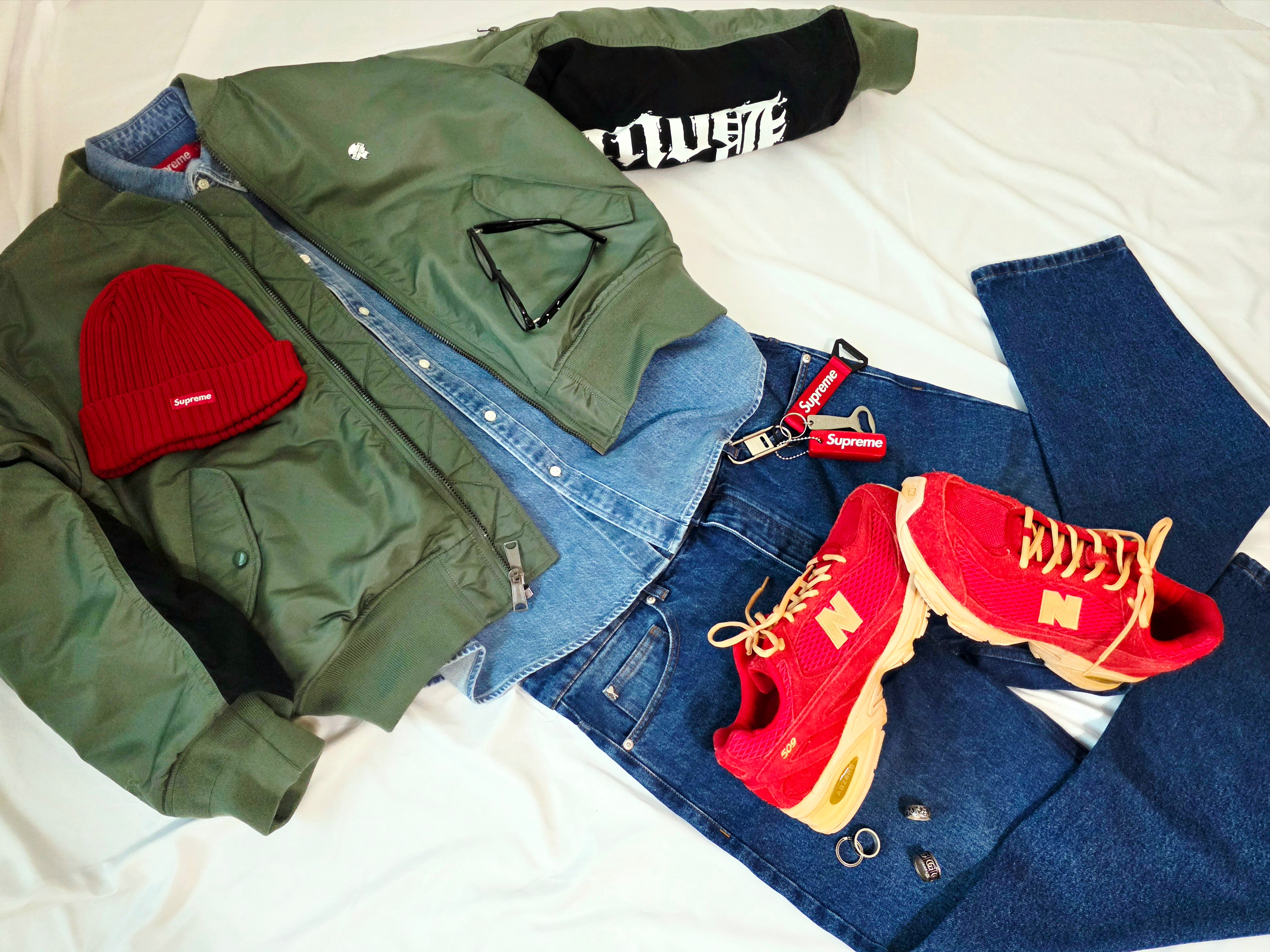 Supreme Small Box Shirt Denim - 23FW, Supreme x Bounty Hunter MA-1 Jacket Olive - 23FW 착용 스타일