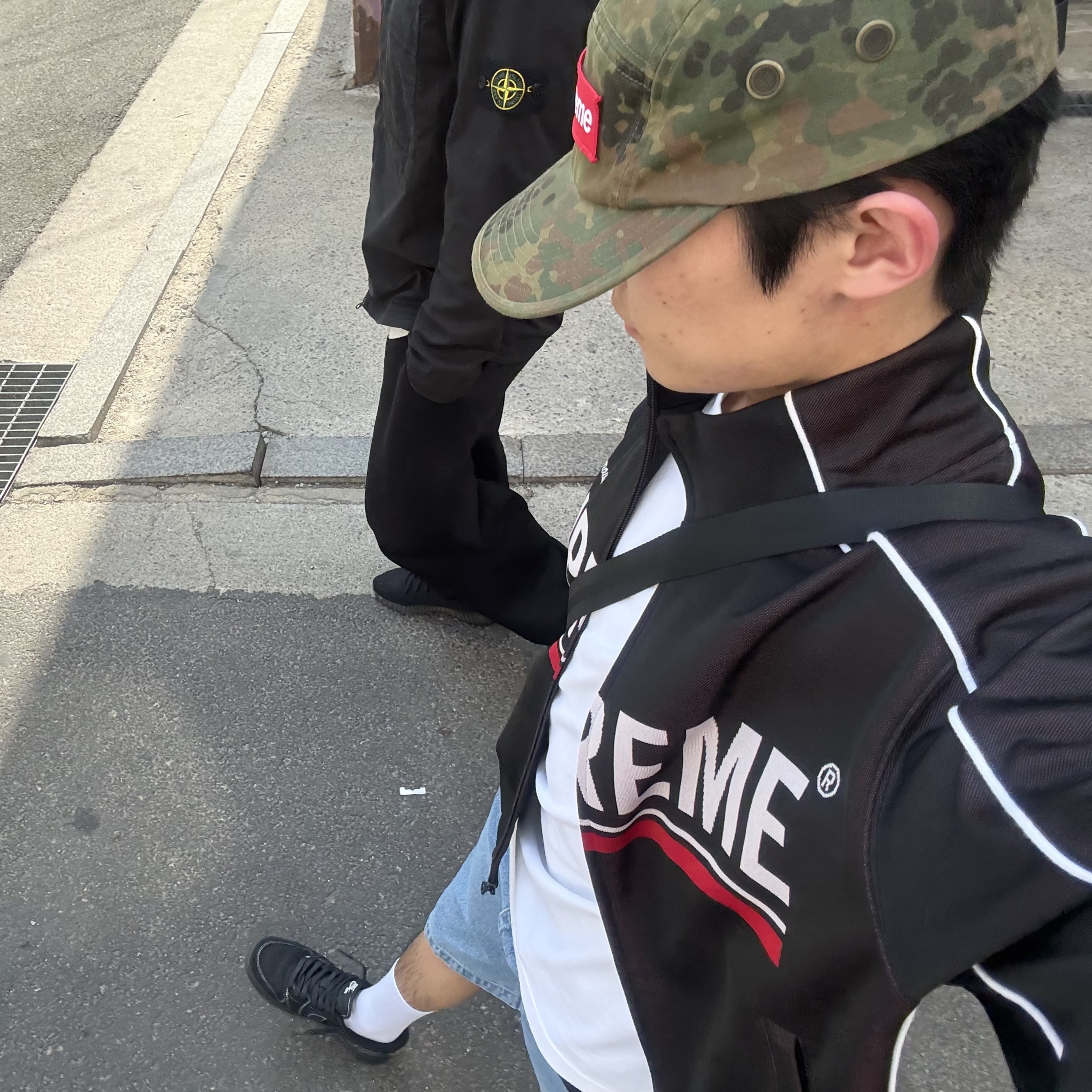 Supreme Military Camp Cap Flecktarn Camo - 23FW, Supreme World Famous Jacquard Track Jacket Black - 22FW 착용 스타일