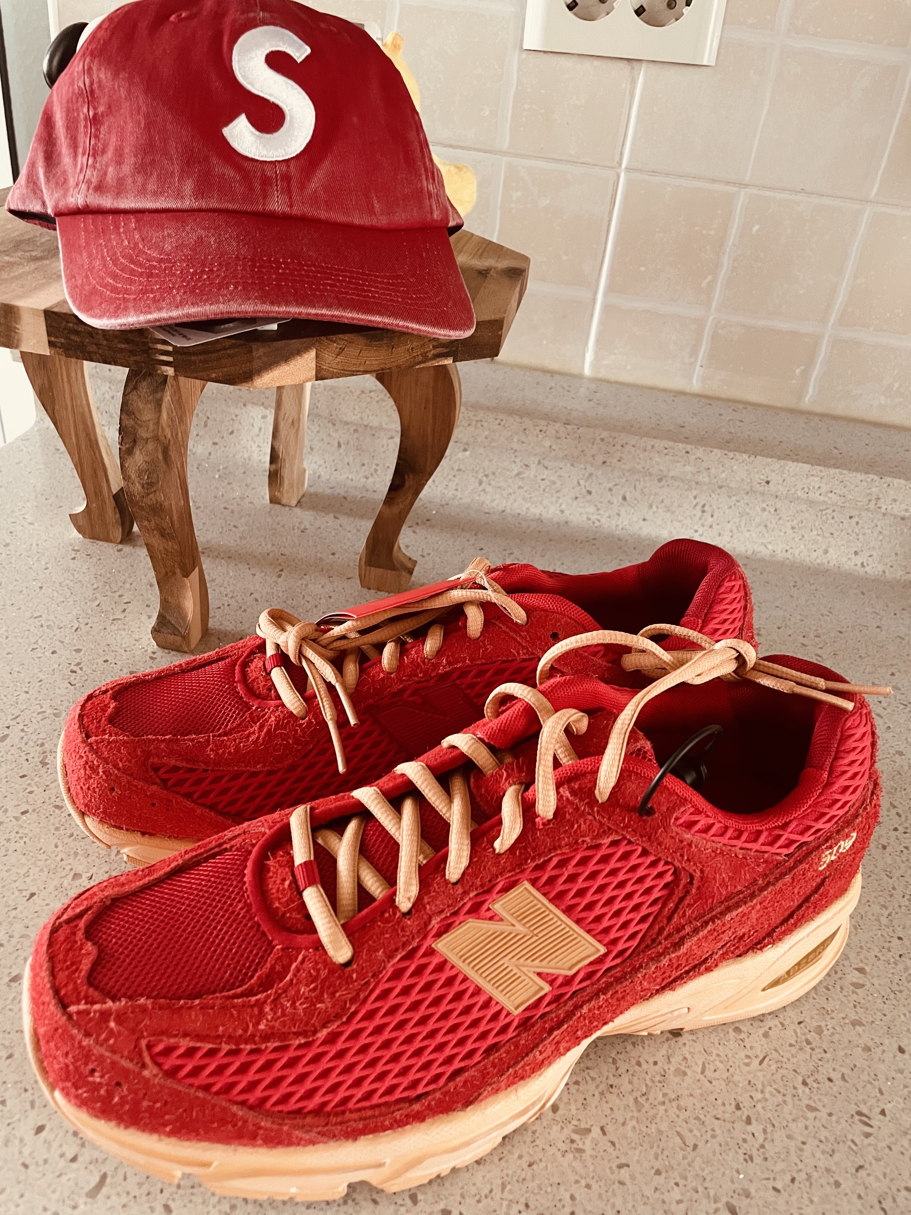 New Balance 509 Deep Red, Supreme Pigment Coated S Logo 6-Panel Red - 25SS 착용 스타일 - 1