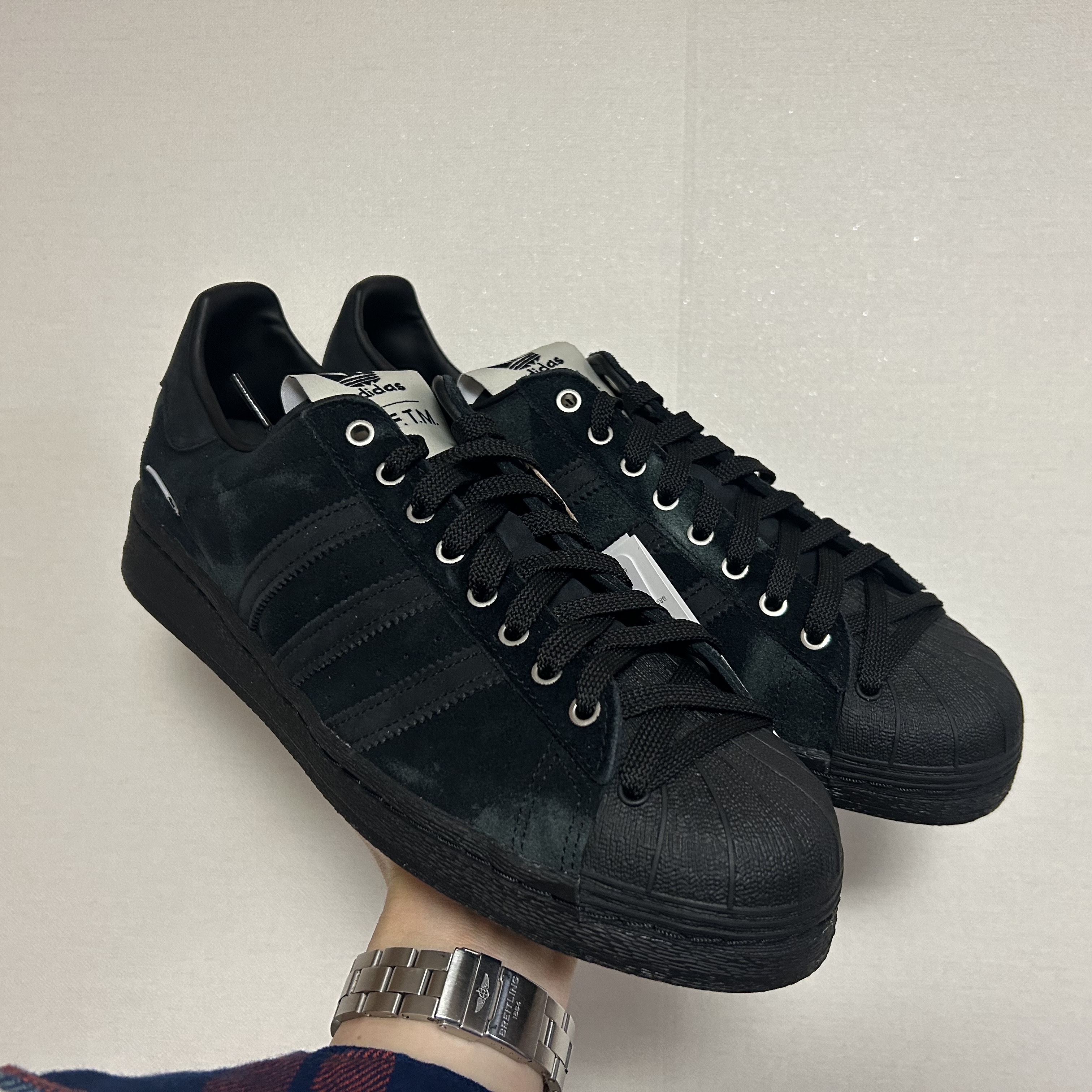 Adidas x Song for the Mute Superstar 82 Core Black 착용 스타일 - 2