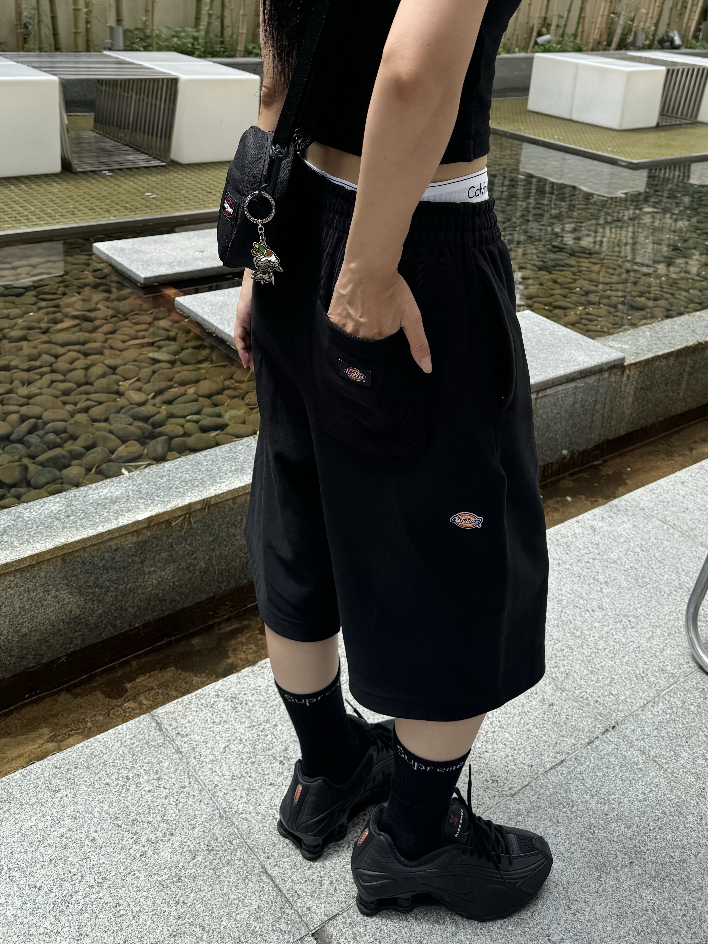 (W) Nike Shox R4 Black 착용 스타일 - 2