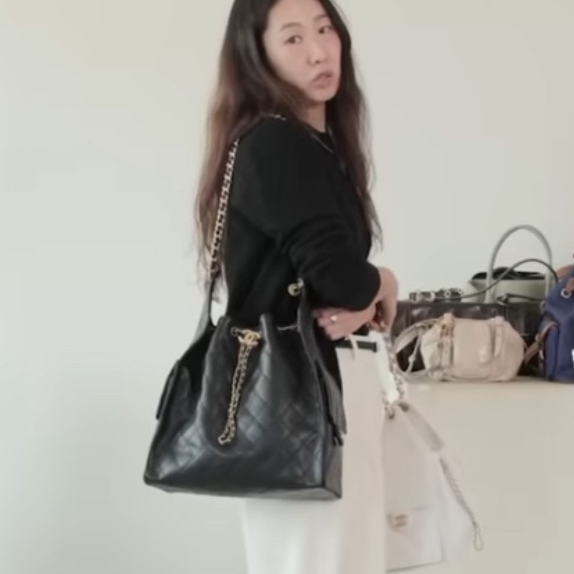 Chanel 25 Medium Handbag Grained Calfskin & Gold Black 착용 스타일 - 1