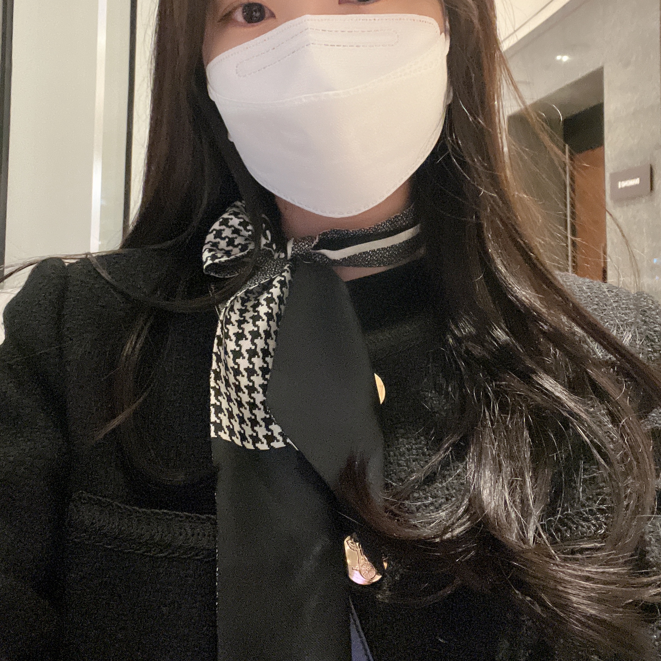(W) Dior 30 Montaigne Mitzah Scarf Silk Twill Black White 착용 스타일