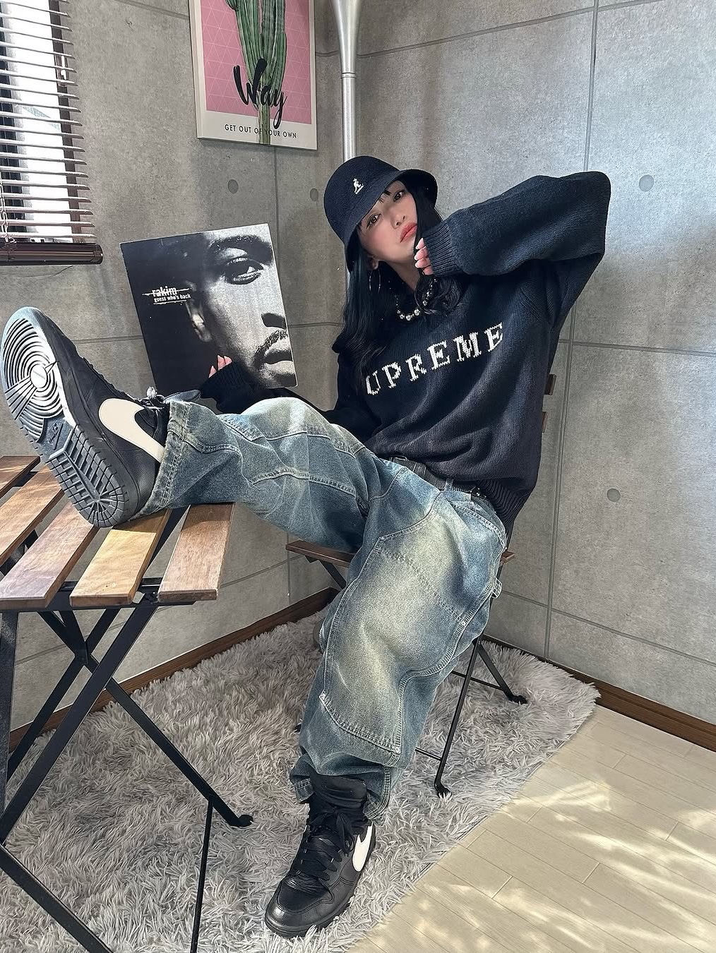 Supreme Contrast Logo Sweater Black - 25SS 착용 스타일 - 1