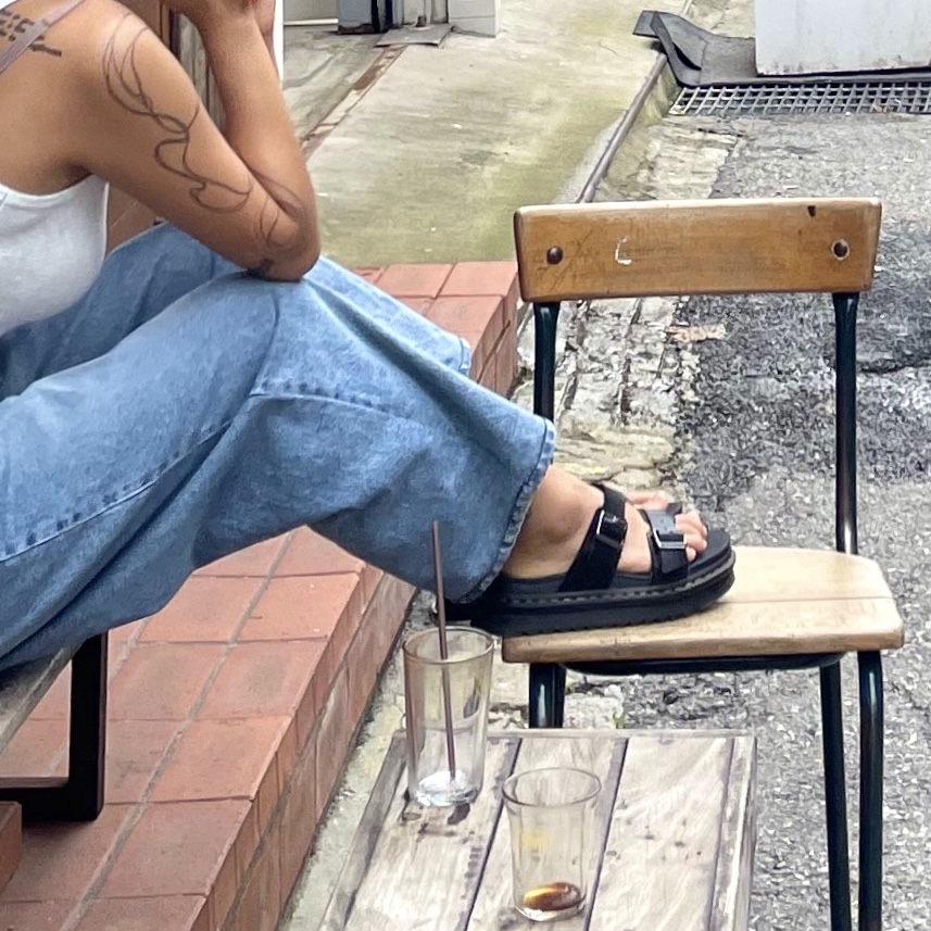 Keen Jasper Rocks SP Yolk Women Sneakers Yellow/Gold Flame, (W) Nike Air Max Muse Black and Metallic Silver 착용 스타일 - 4
