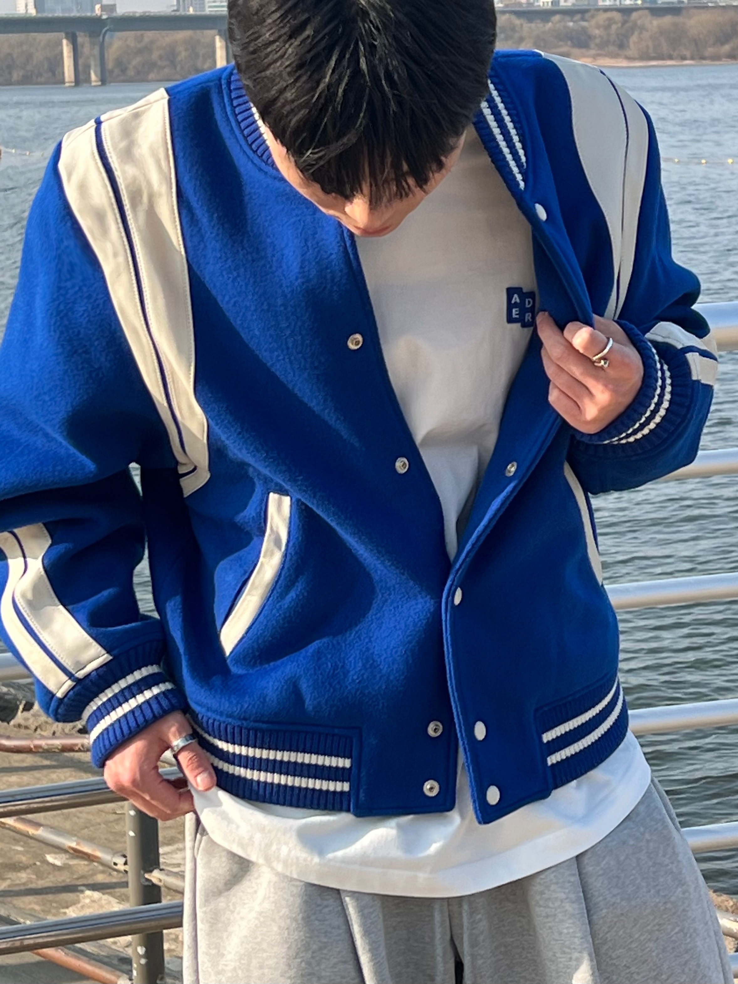 Ader Error Twit Jumper Blue, Nike x Stussy Air Force 1 '07 Mid SP Fossil 착용 스타일 - 4