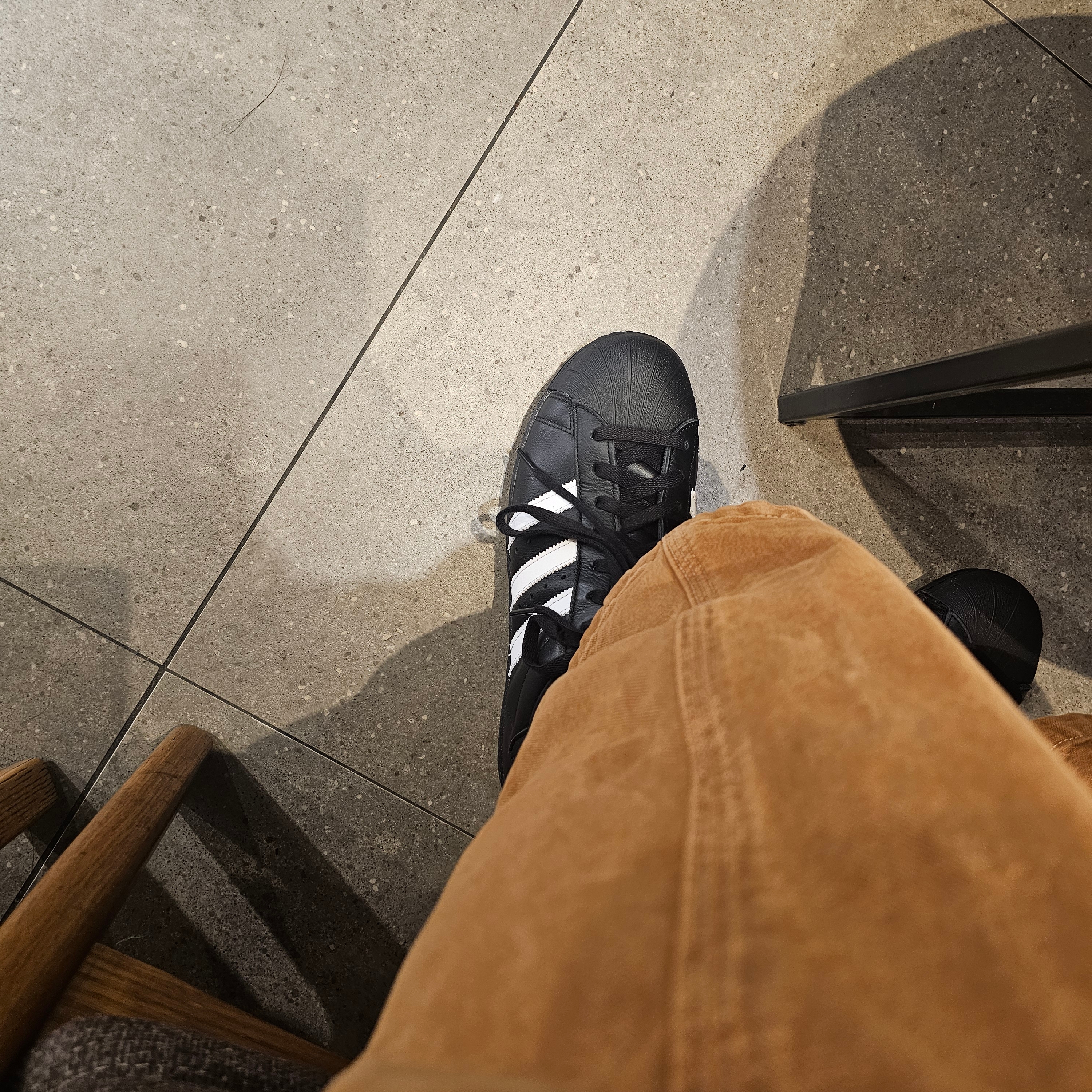 Adidas Superstar 82 Core Black Cloud White 착용 스타일