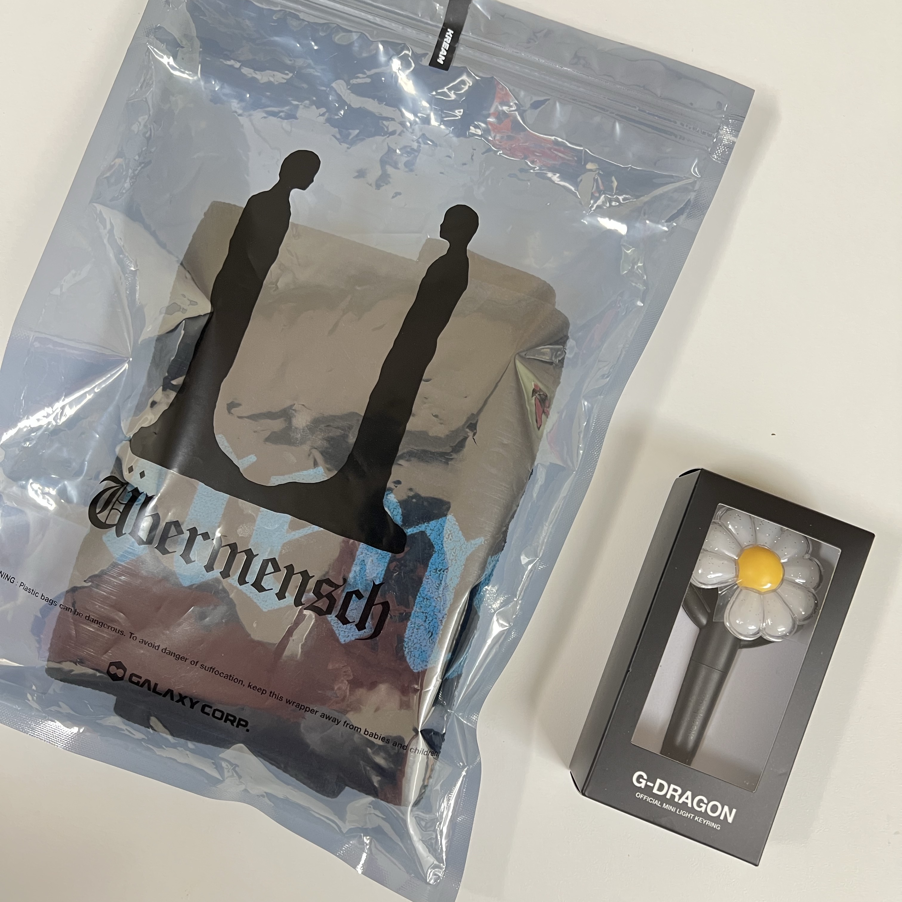 G-DRAGON Ubermensch Official Mini Light Keyring 착용 스타일